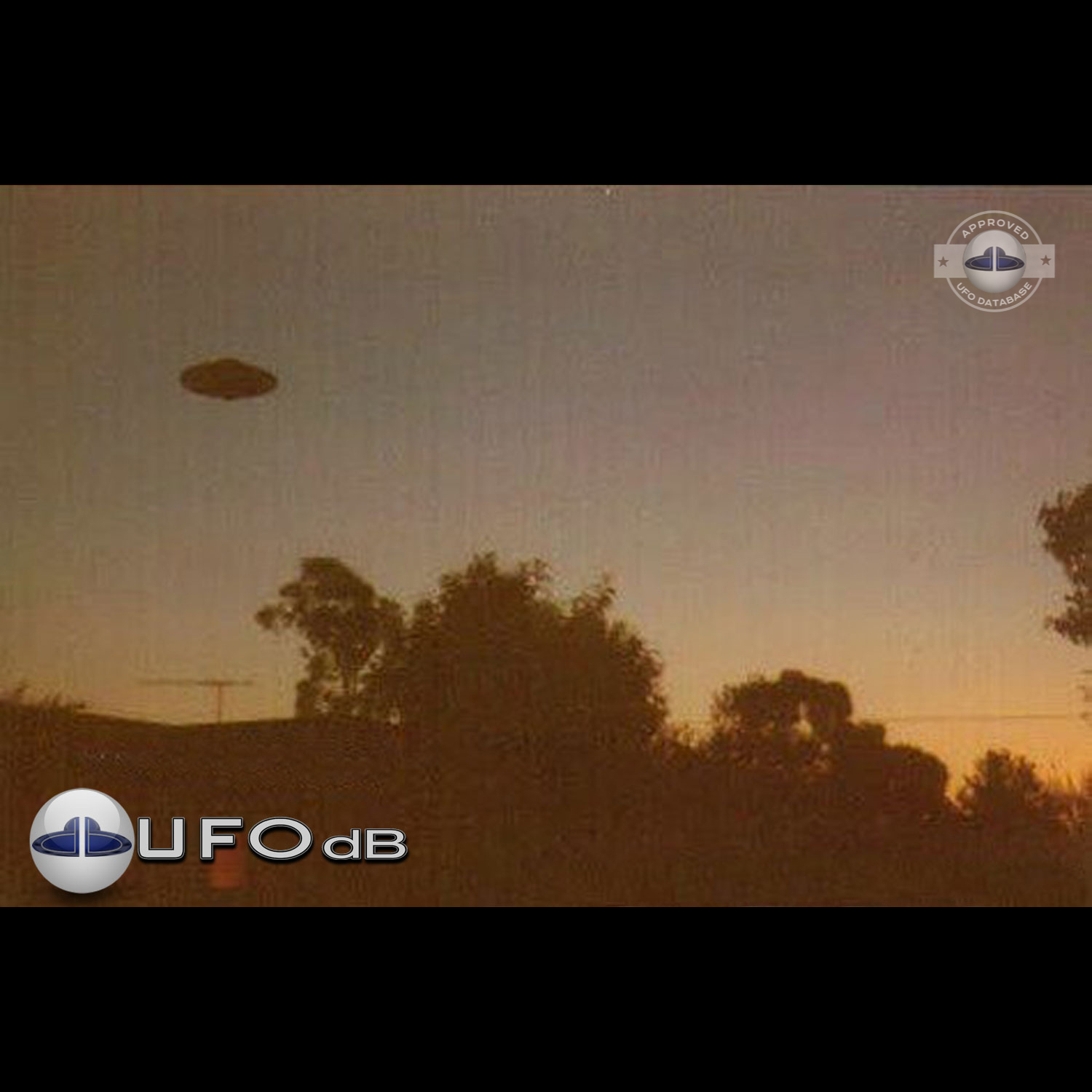 The UFO has a Saturn shape and can be seen at nightfall over a house UFO Picture #65-1