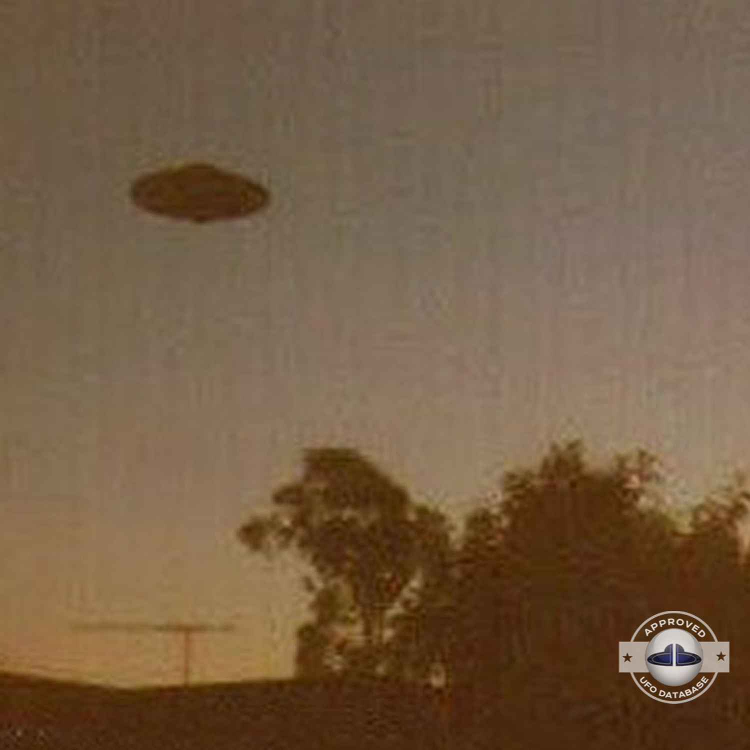 The UFO has a Saturn shape and can be seen at nightfall over a house UFO Picture #65-3