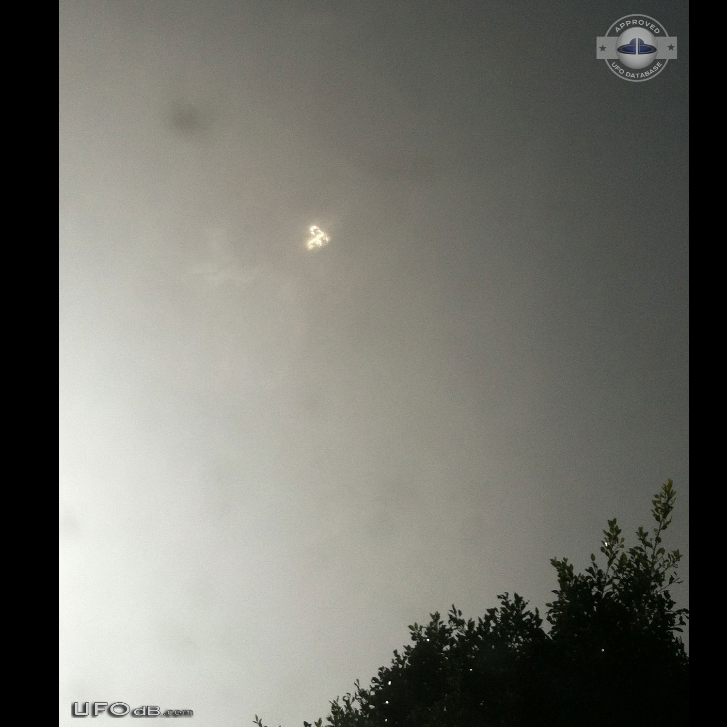 UFO appeared, disappeared and appeared again in Los Angeles CA 2015 UFO Picture #651-1