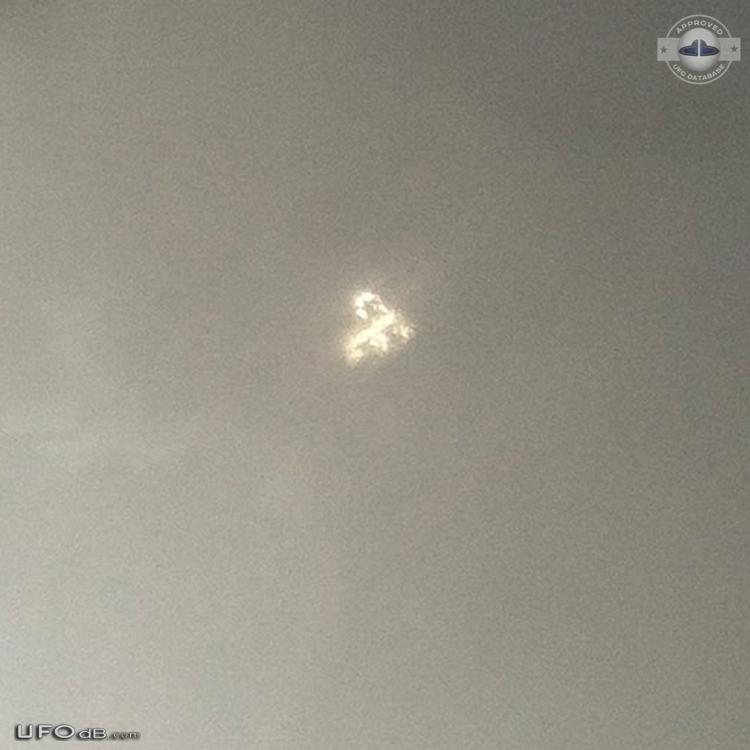 UFO appeared, disappeared and appeared again in Los Angeles CA 2015 UFO Picture #651-3