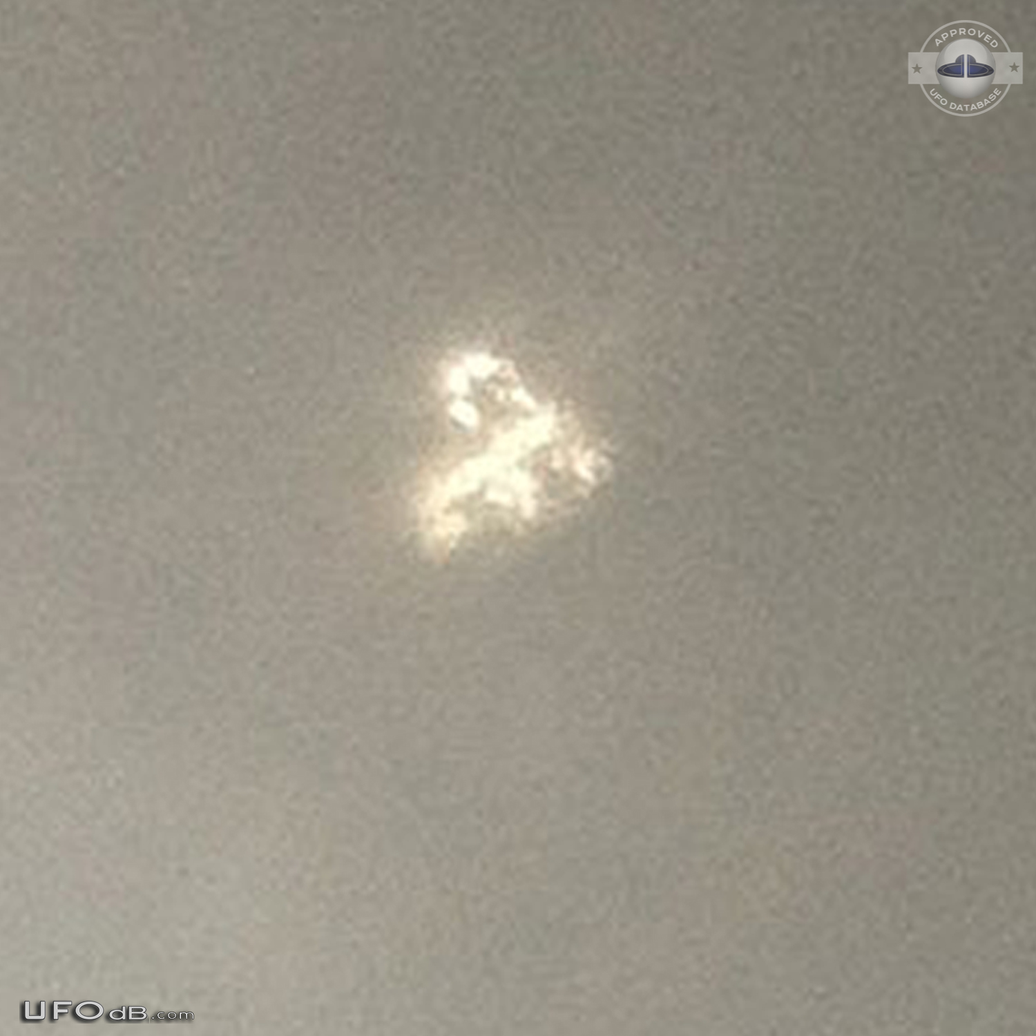 UFO appeared, disappeared and appeared again in Los Angeles CA 2015 UFO Picture #651-4