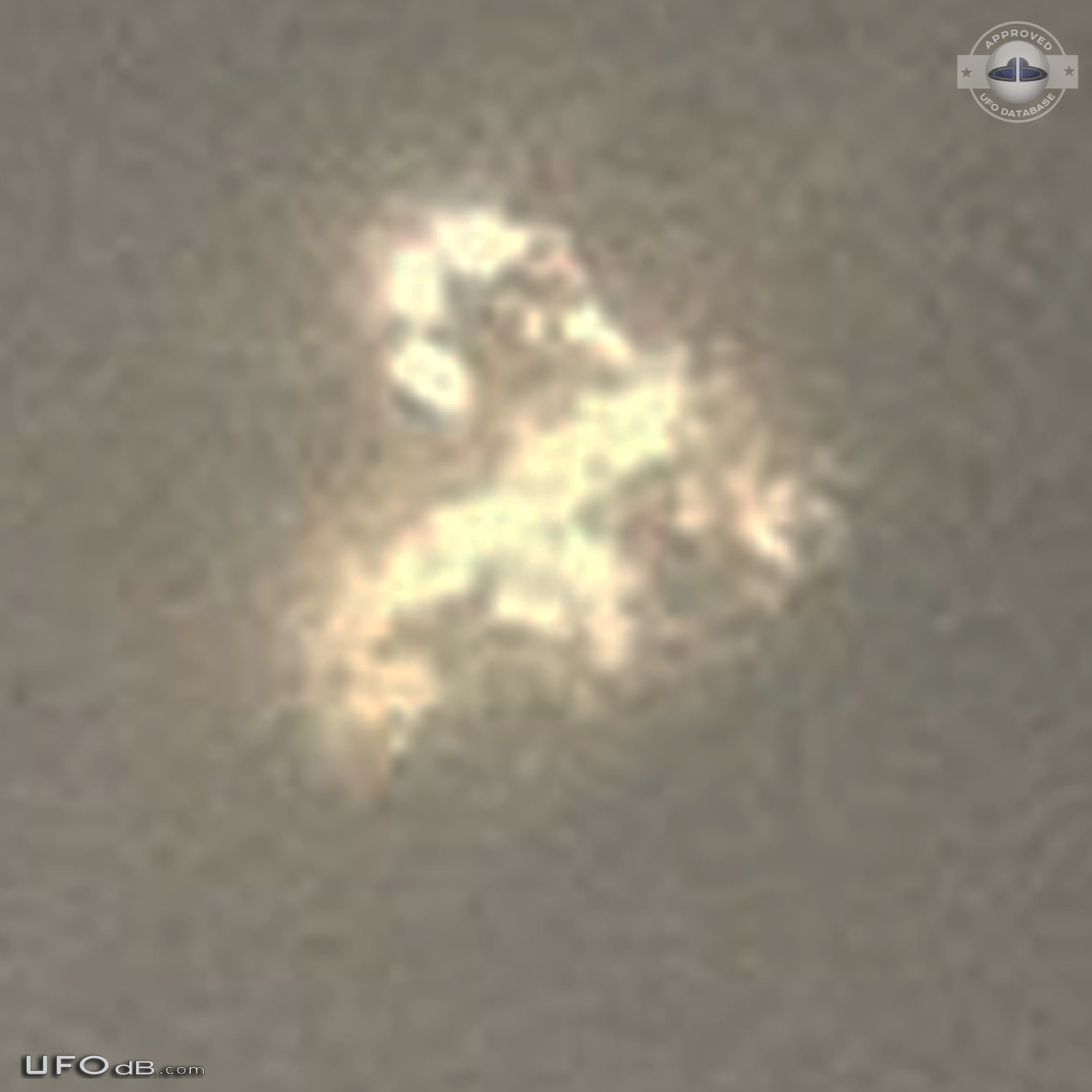 UFO appeared, disappeared and appeared again in Los Angeles CA 2015 UFO Picture #651-5