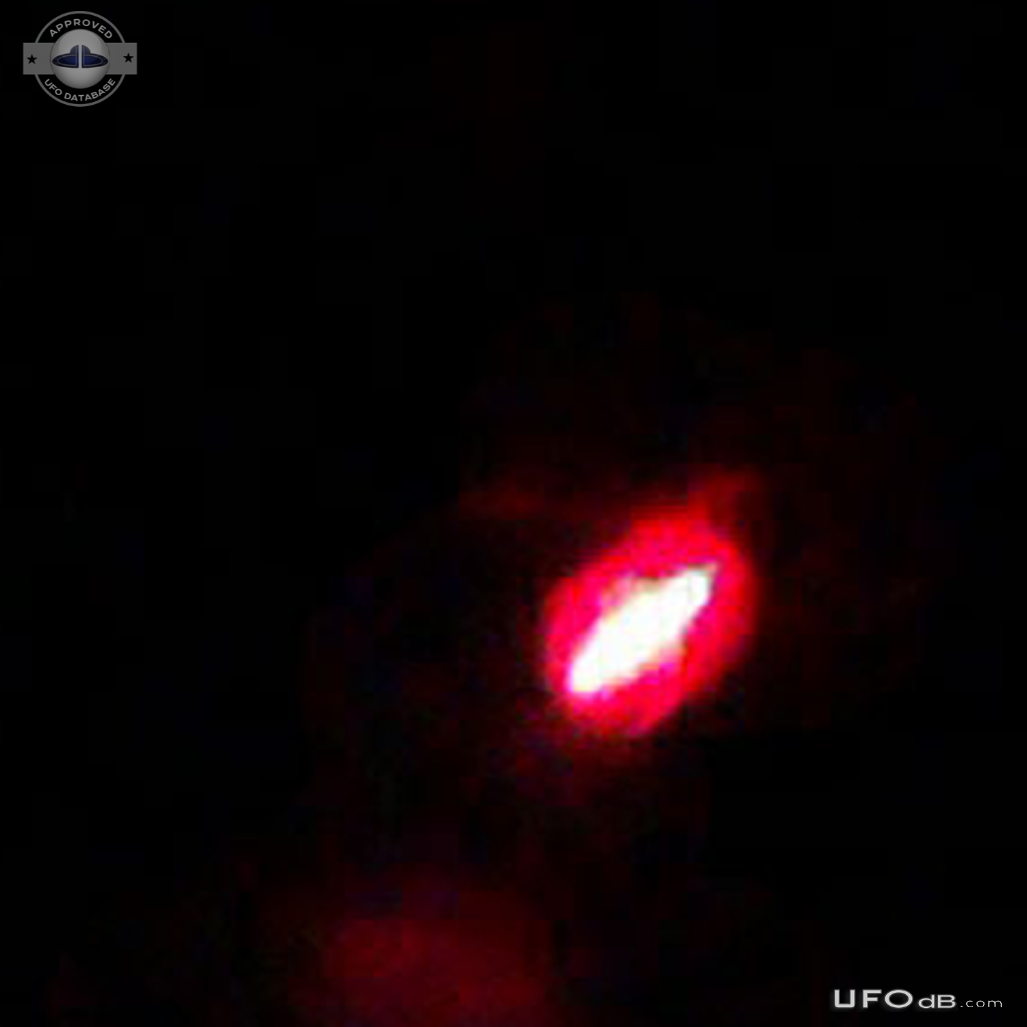 2 Red UFOs illuminating the Clouds - Toddington, Bedfordshire UK 2013 UFO Picture #653-5