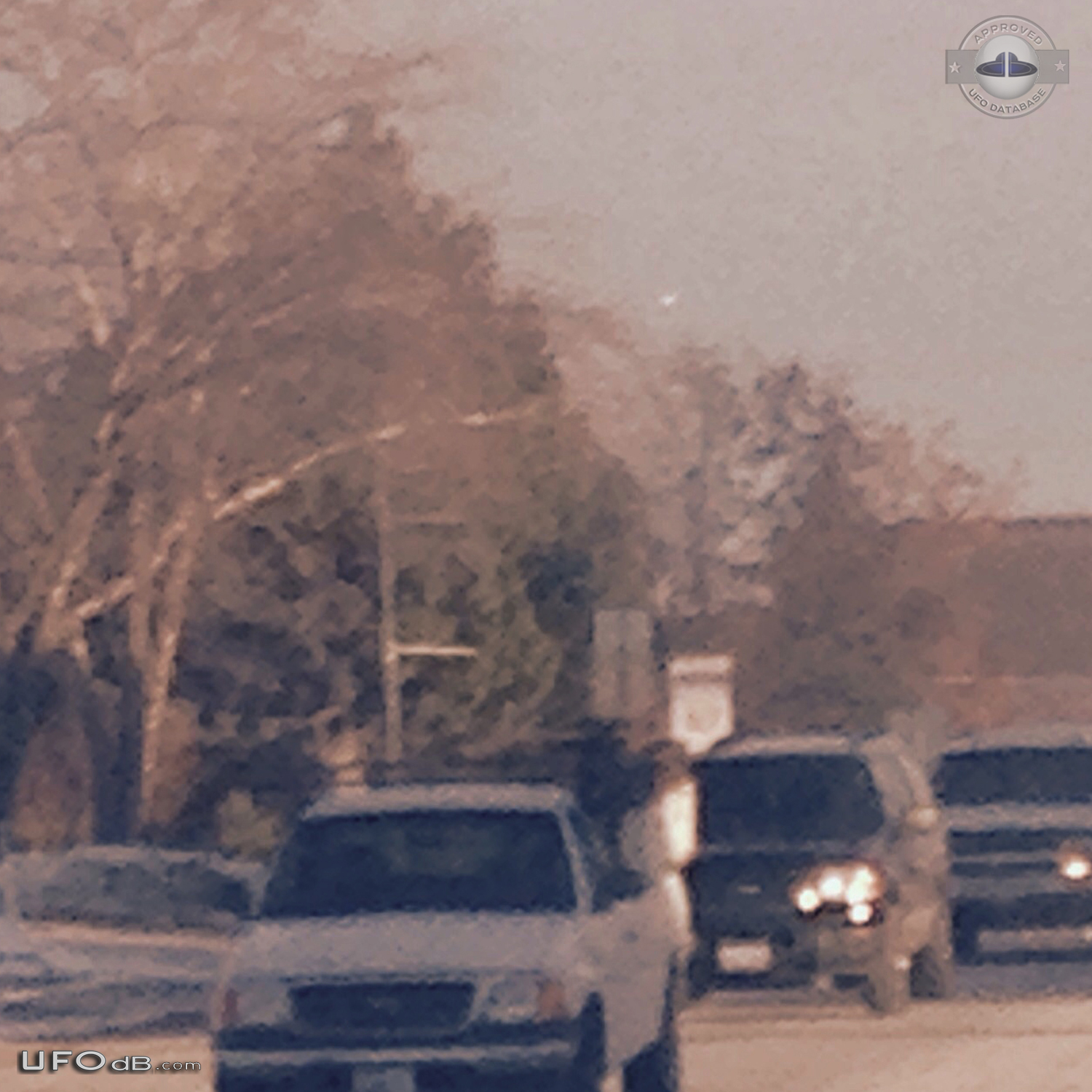 Bright UFO seen for 20m from multiple streets Round Lake Illinois 2015 UFO Picture #659-1