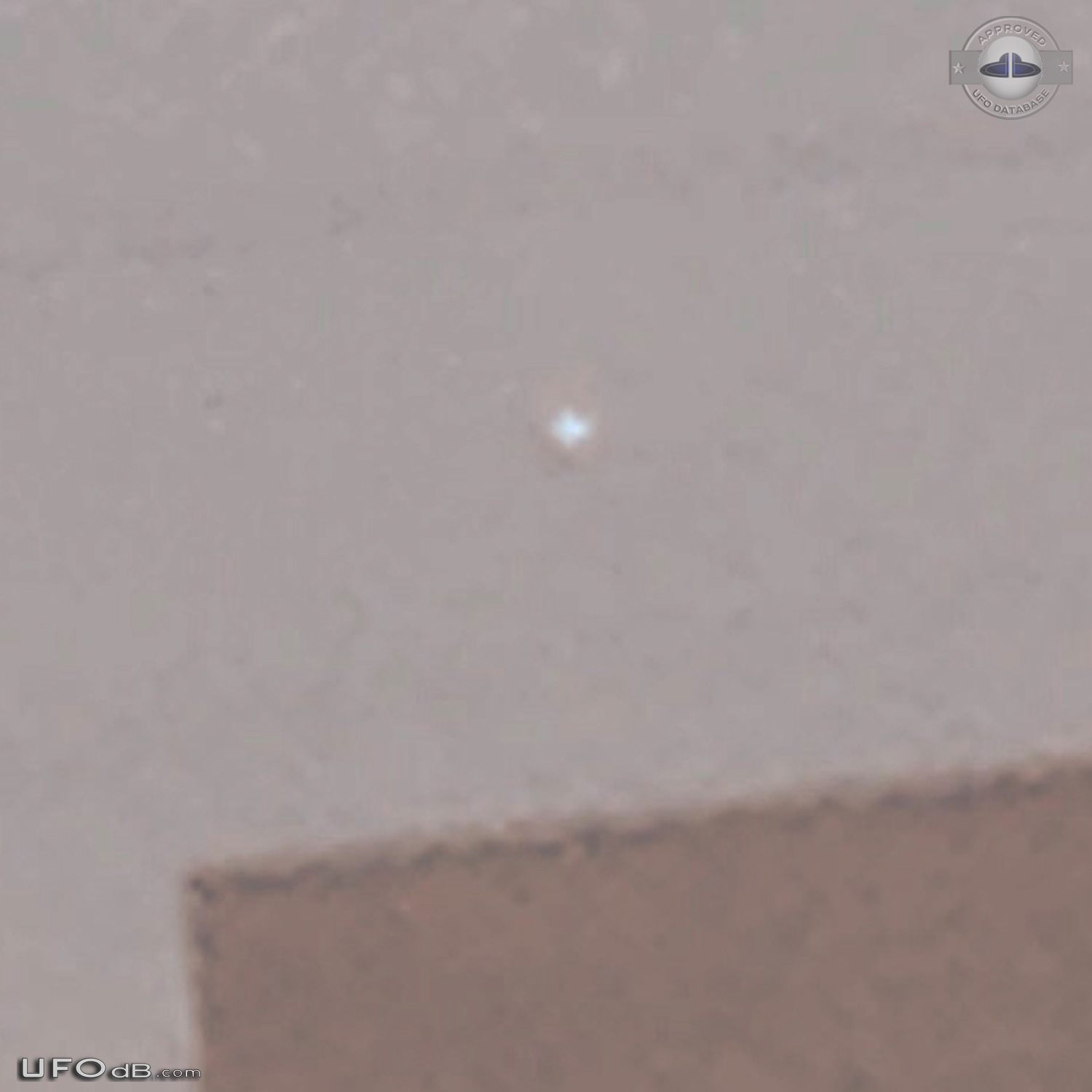 Bright UFO seen for 20m from multiple streets Round Lake Illinois 2015 UFO Picture #659-5