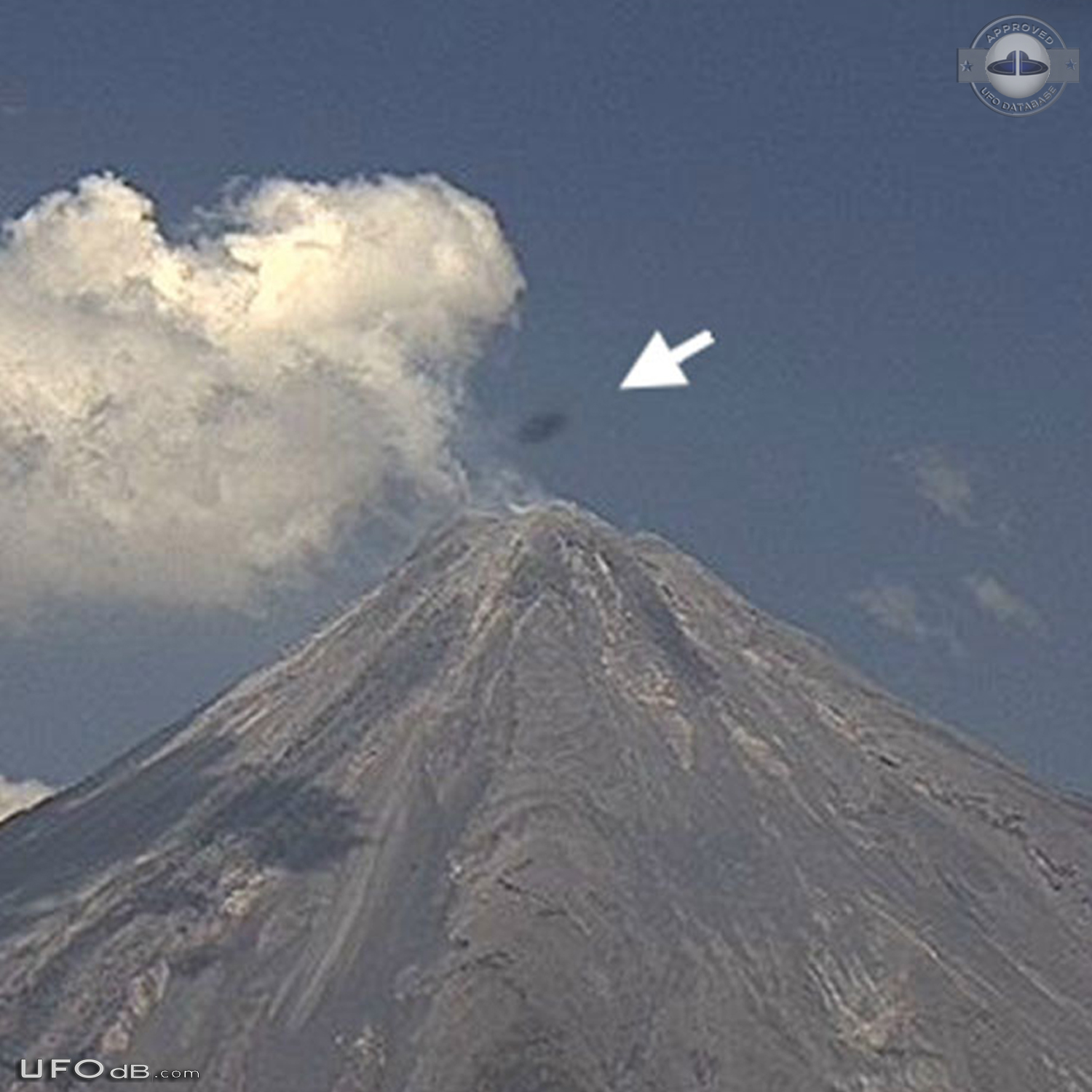 UFO caught on Volcan de Colima Webcam in Mexico - March 2015 UFO Picture #665-6