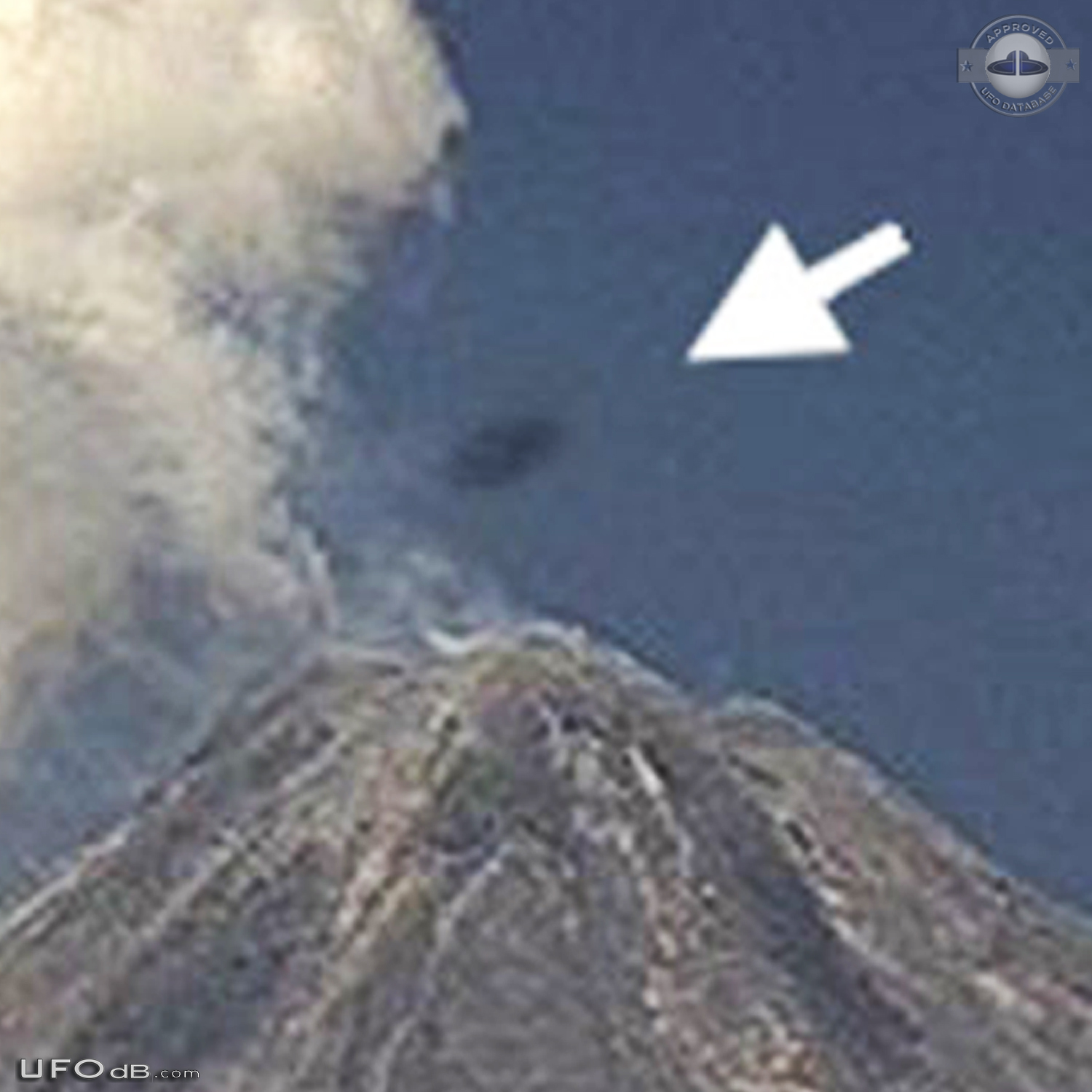 UFO caught on Volcan de Colima Webcam in Mexico - March 2015 UFO Picture #665-7