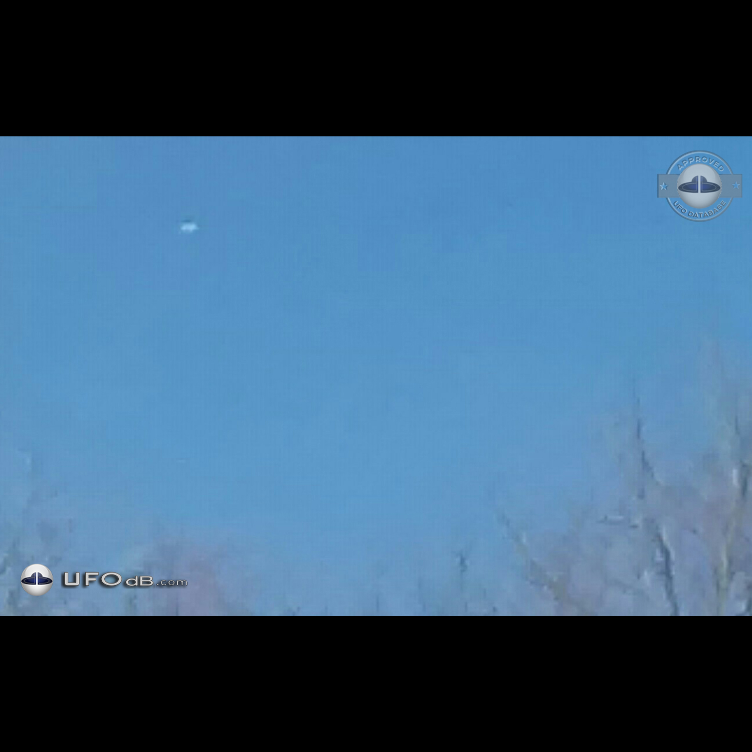 Silent silver Disk UFO gliding in the sky Dalton Pennsylvania USA 2015 UFO Picture #669-1