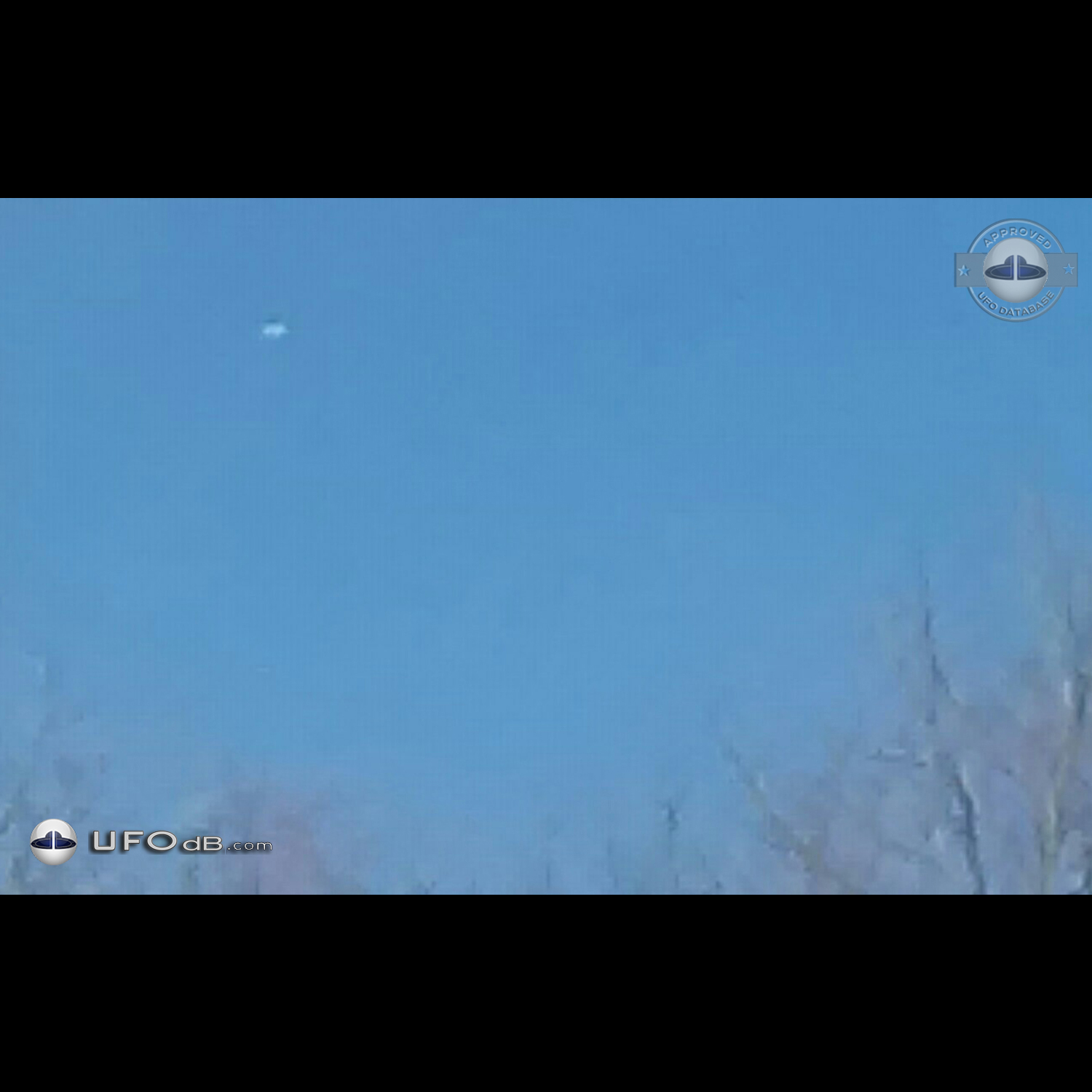 Silent silver Disk UFO gliding in the sky Dalton Pennsylvania USA 2015 UFO Picture #669-1
