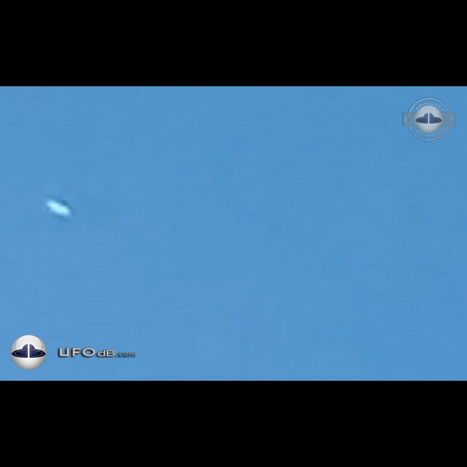 Silent silver Disk UFO gliding in the sky Dalton Pennsylvania USA 2015 UFO Picture #669-3