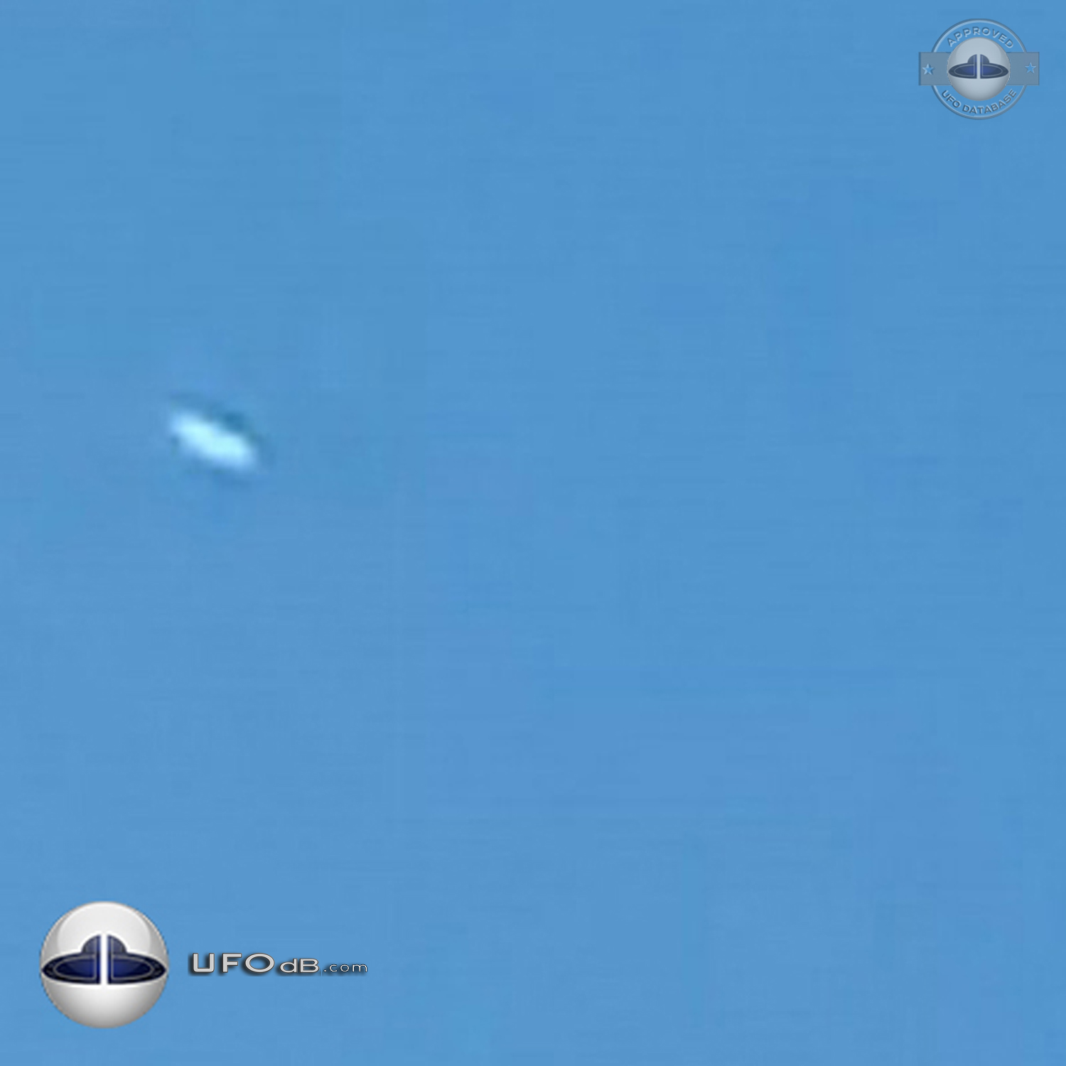 Silent silver Disk UFO gliding in the sky Dalton Pennsylvania USA 2015 UFO Picture #669-4