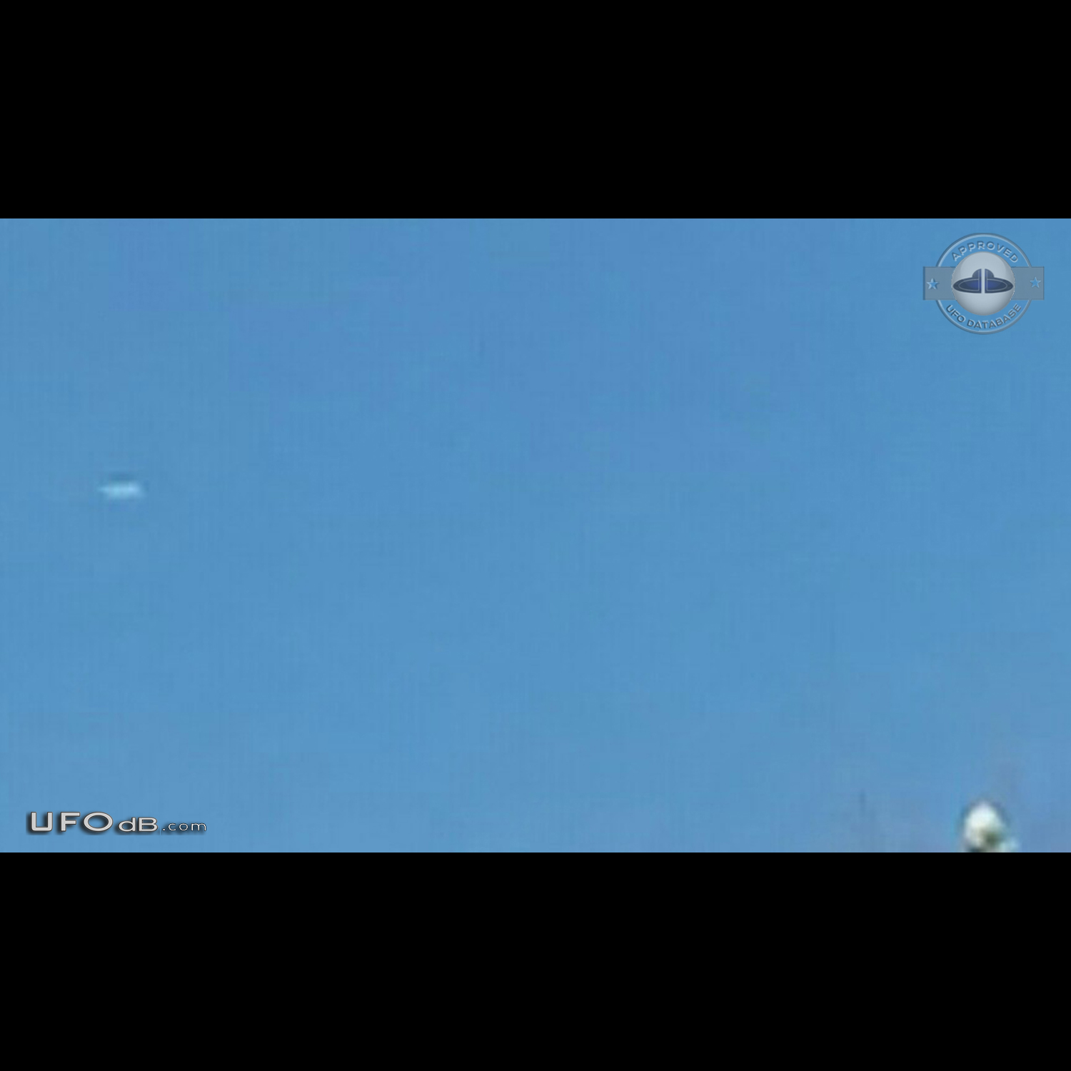 Silent silver Disk UFO gliding in the sky Dalton Pennsylvania USA 2015 UFO Picture #669-5