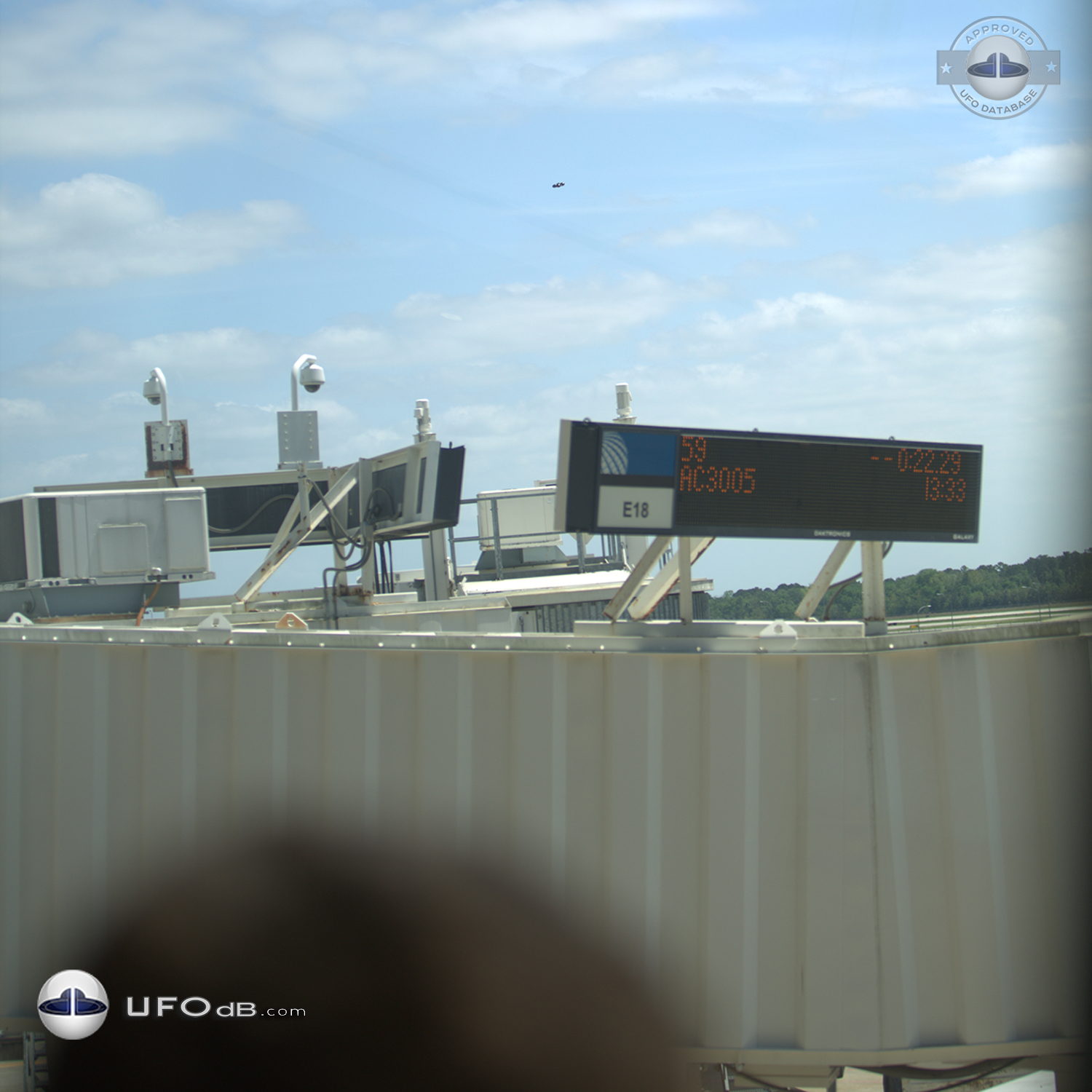 UFO with 4 Spheres over Austin Bergstrom Airport in Texas USA 2014 UFO Picture #670-1