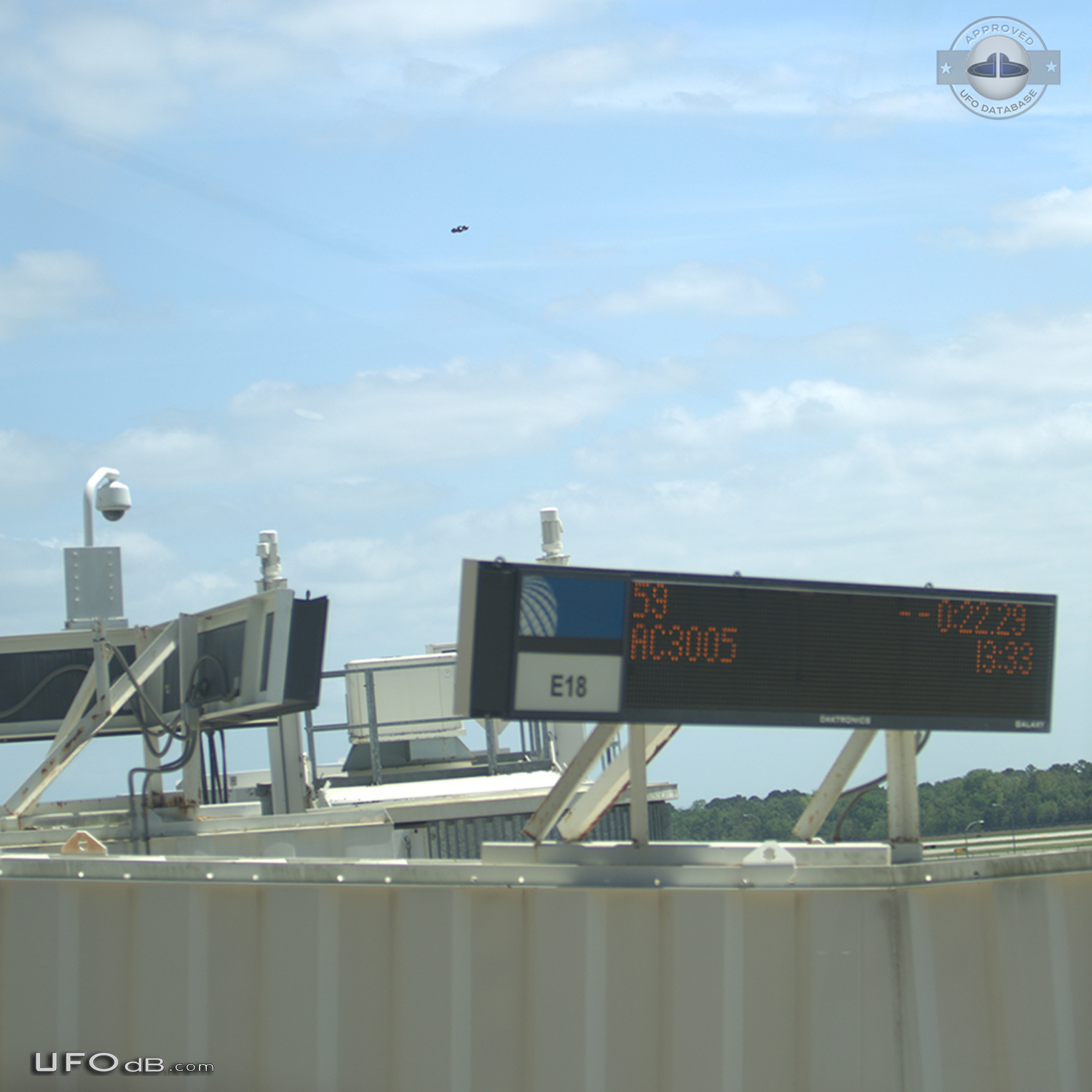 UFO with 4 Spheres over Austin Bergstrom Airport in Texas USA 2014 UFO Picture #670-2