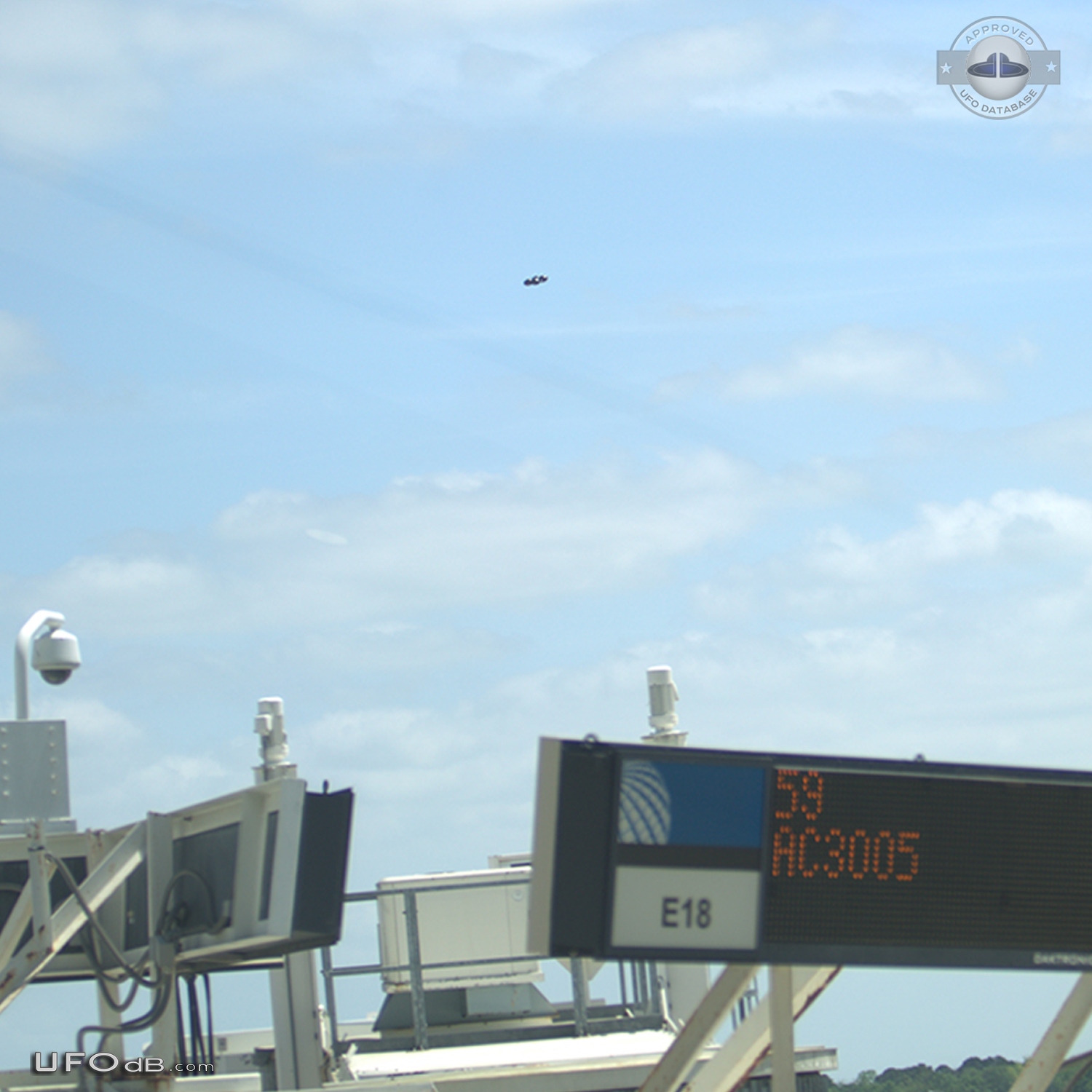 UFO with 4 Spheres over Austin Bergstrom Airport in Texas USA 2014 UFO Picture #670-3