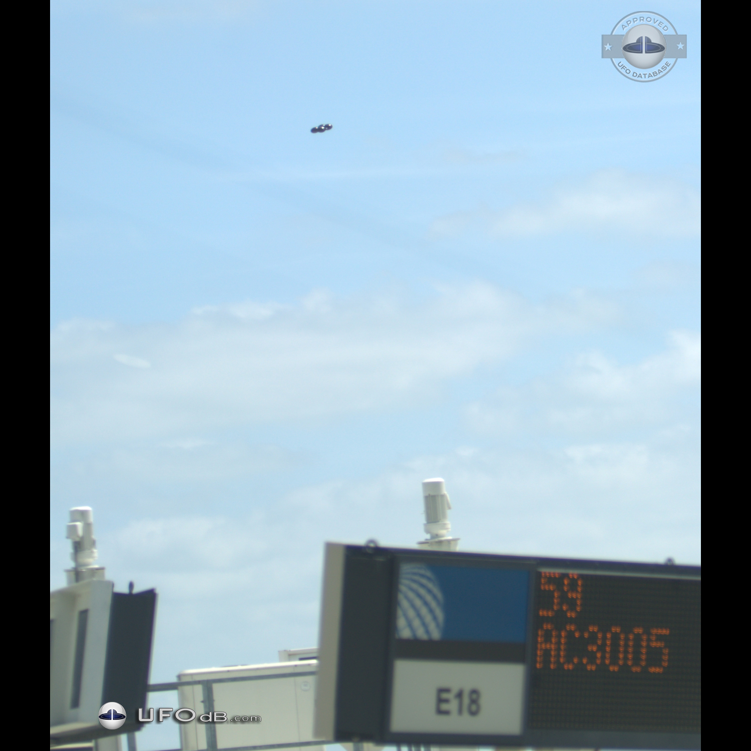 UFO with 4 Spheres over Austin Bergstrom Airport in Texas USA 2014 UFO Picture #670-4
