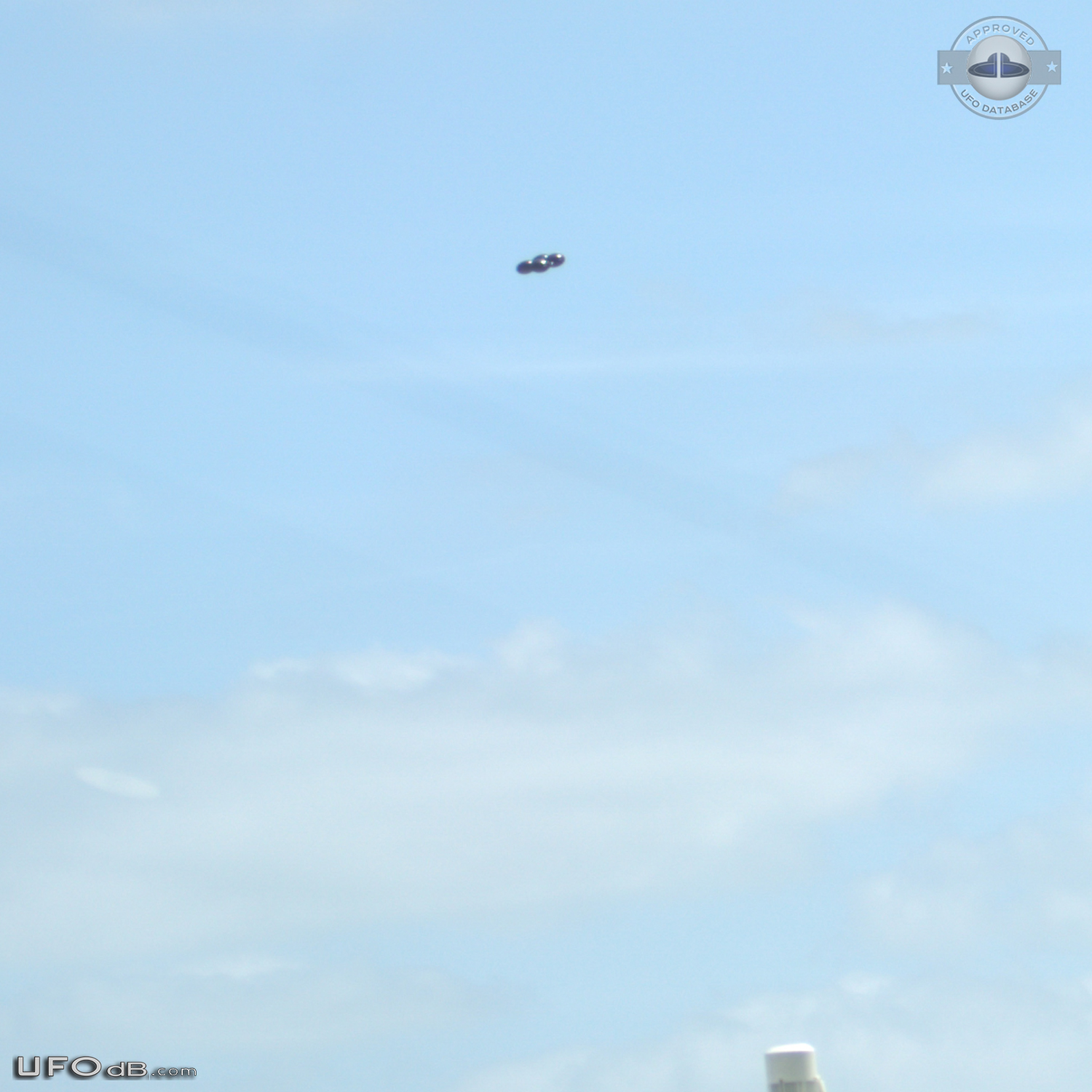 UFO with 4 Spheres over Austin Bergstrom Airport in Texas USA 2014 UFO Picture #670-5