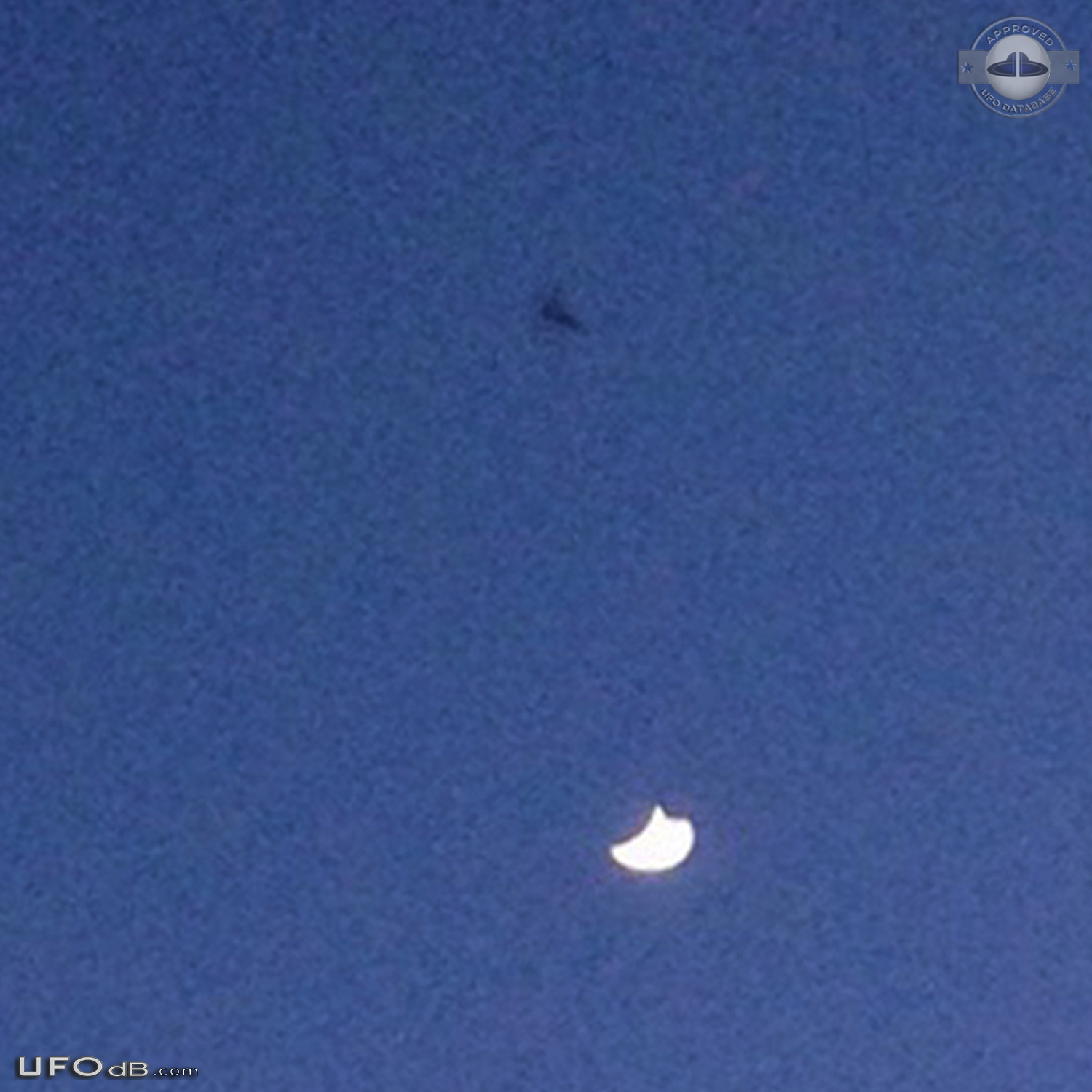 Triangle object moved at high speed, then stationary - Trinity Florida UFO Picture #677-4