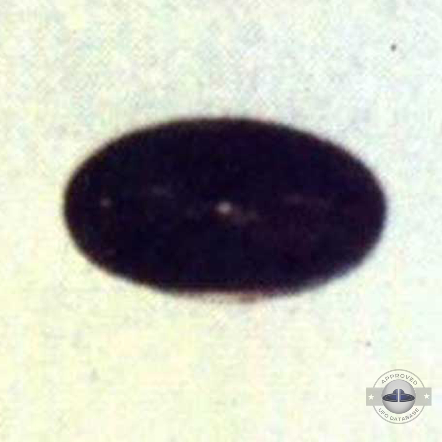 Ufo picture taken by Amaury Rivera who says that he was abducted also UFO Picture #68-8