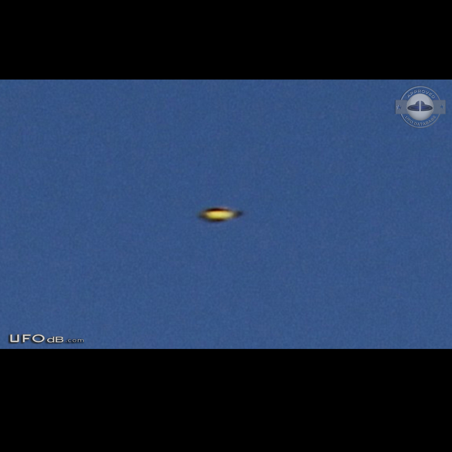 UFO Expert Captures Close Encounter With Disk-Shaped UFO 2015 UFO Picture #684-1