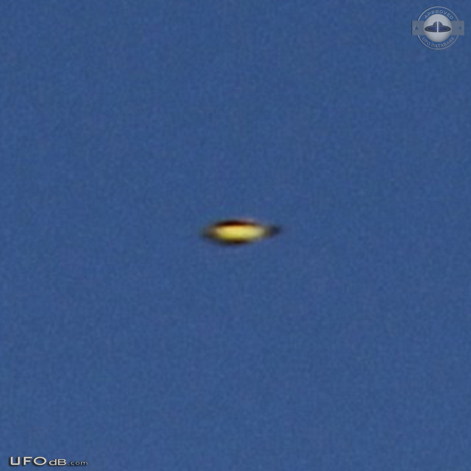 UFO Expert Captures Close Encounter With Disk-Shaped UFO 2015 UFO Picture #684-2