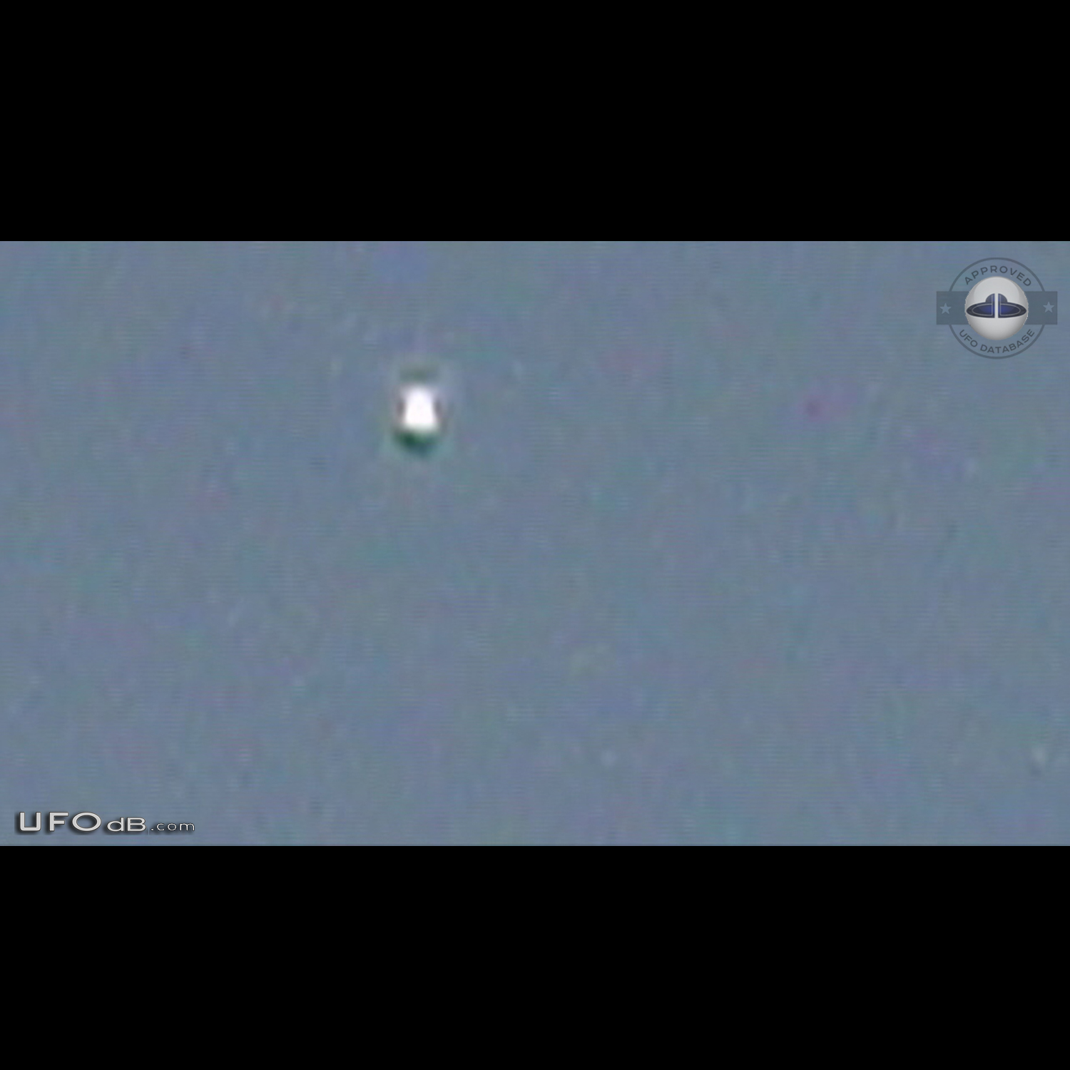 UFO came to about 2000 in elevation from the 30 000 feet - Canada 2011 UFO Picture #698-1