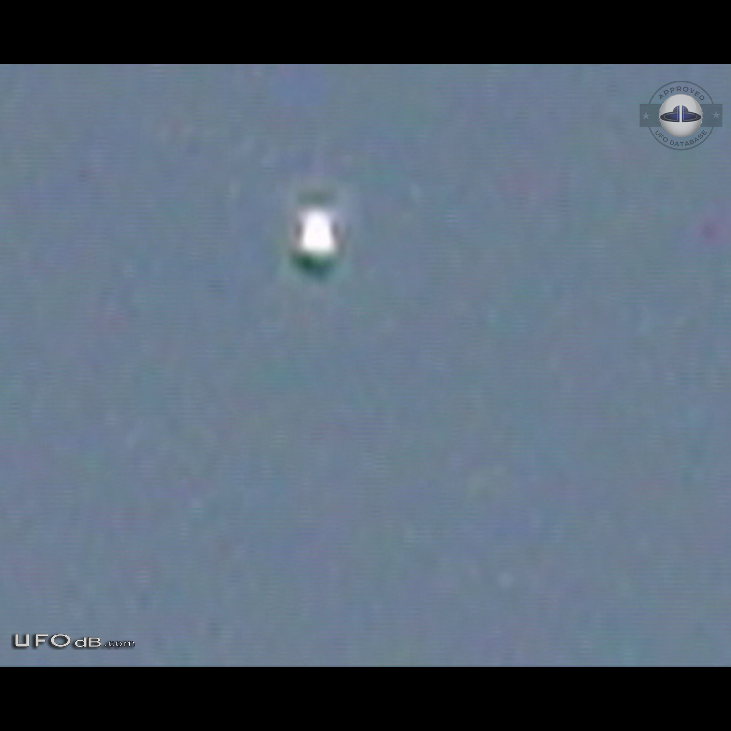 UFO came to about 2000 in elevation from the 30 000 feet - Canada 2011 UFO Picture #698-2