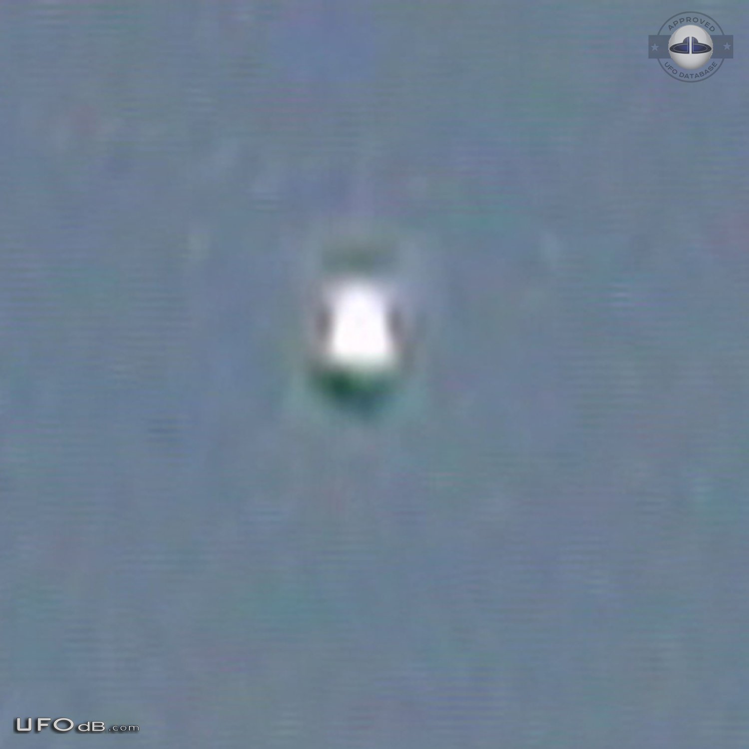 UFO came to about 2000 in elevation from the 30 000 feet - Canada 2011 UFO Picture #698-3
