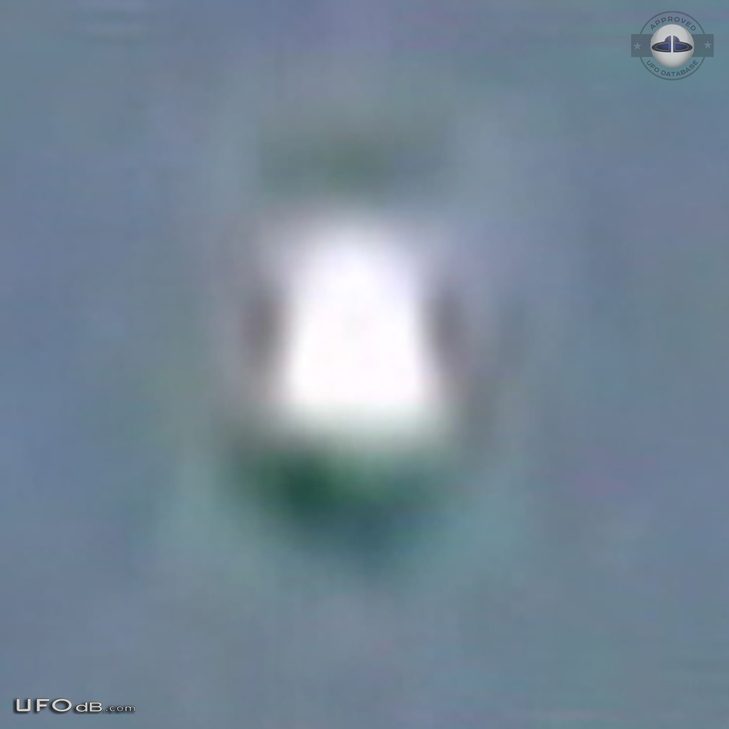 UFO came to about 2000 in elevation from the 30 000 feet - Canada 2011 UFO Picture #698-4