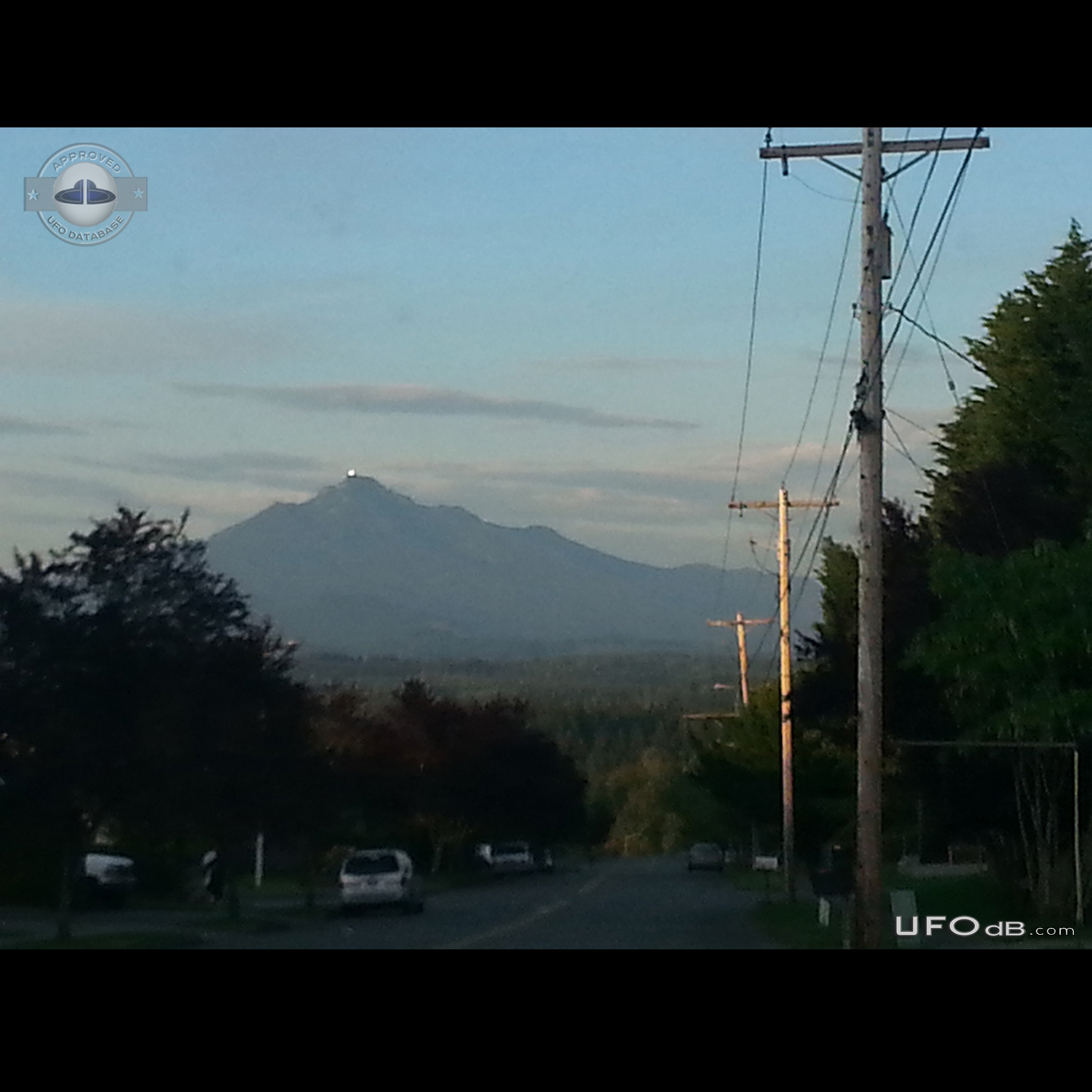 Looked to mountain. saw gigantic hovering ufo - Lake Stevens USA 2015 UFO Picture #703-1