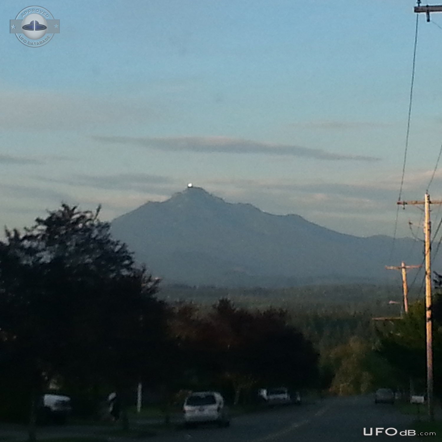 Looked to mountain. saw gigantic hovering ufo - Lake Stevens USA 2015 UFO Picture #703-2