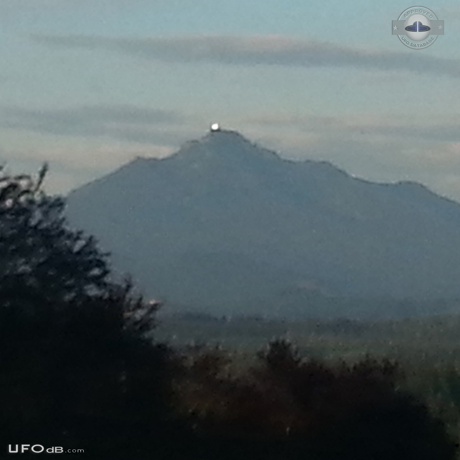 Looked to mountain. saw gigantic hovering ufo - Lake Stevens USA 2015 UFO Picture #703-3