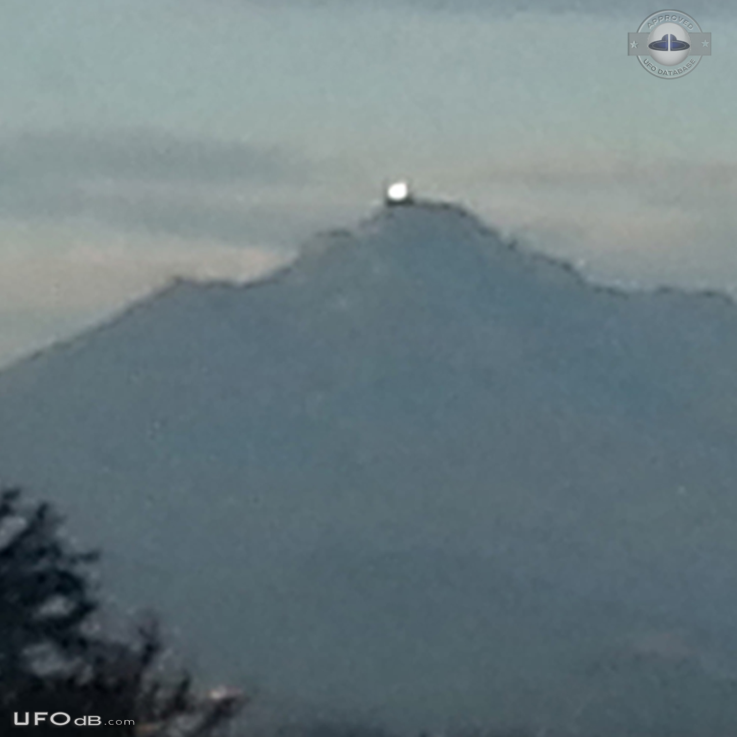 Looked to mountain. saw gigantic hovering ufo - Lake Stevens USA 2015 UFO Picture #703-4