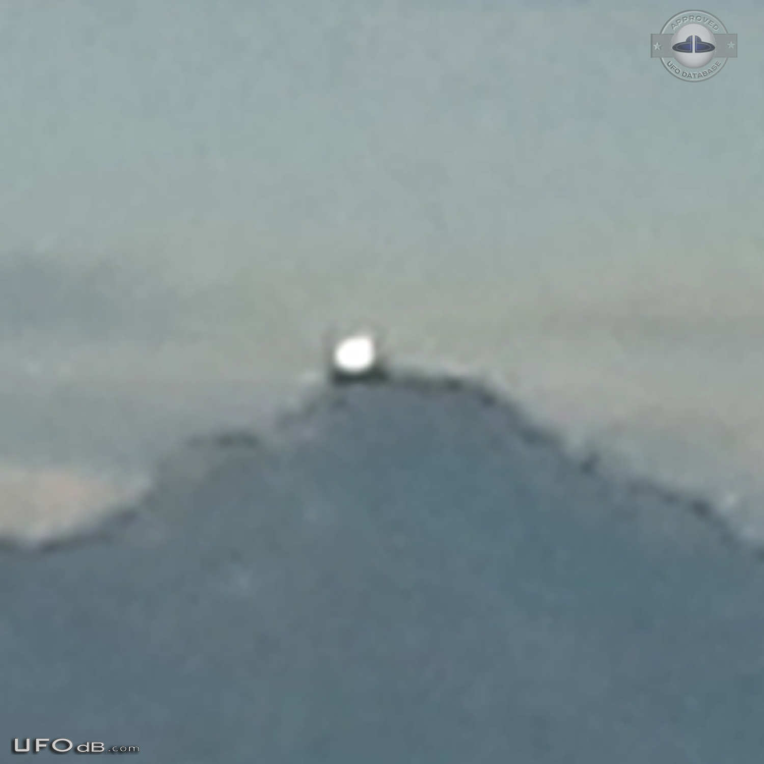 Looked to mountain. saw gigantic hovering ufo - Lake Stevens USA 2015 UFO Picture #703-5