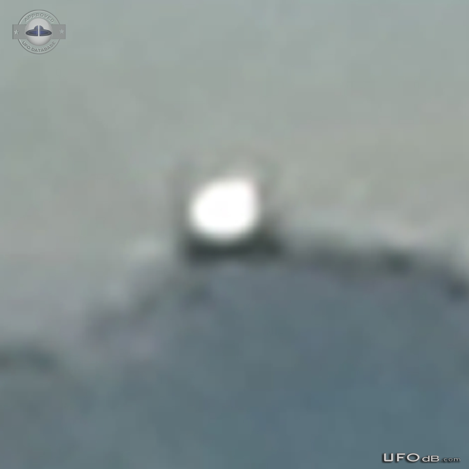 Looked to mountain. saw gigantic hovering ufo - Lake Stevens USA 2015 UFO Picture #703-6