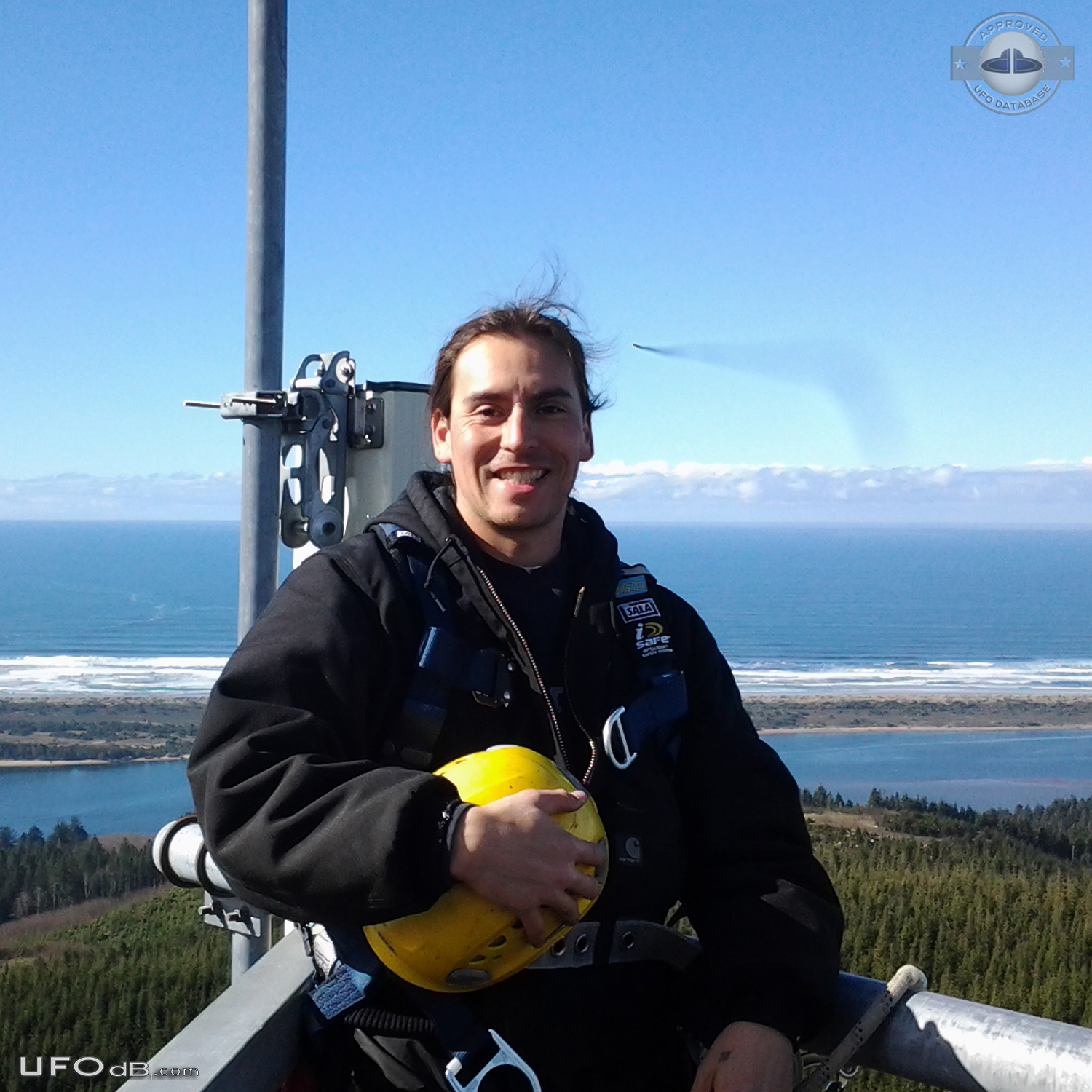 High Altitude Picture capture strange rocket UFO in Oregon USA 2014 UFO Picture #705-2