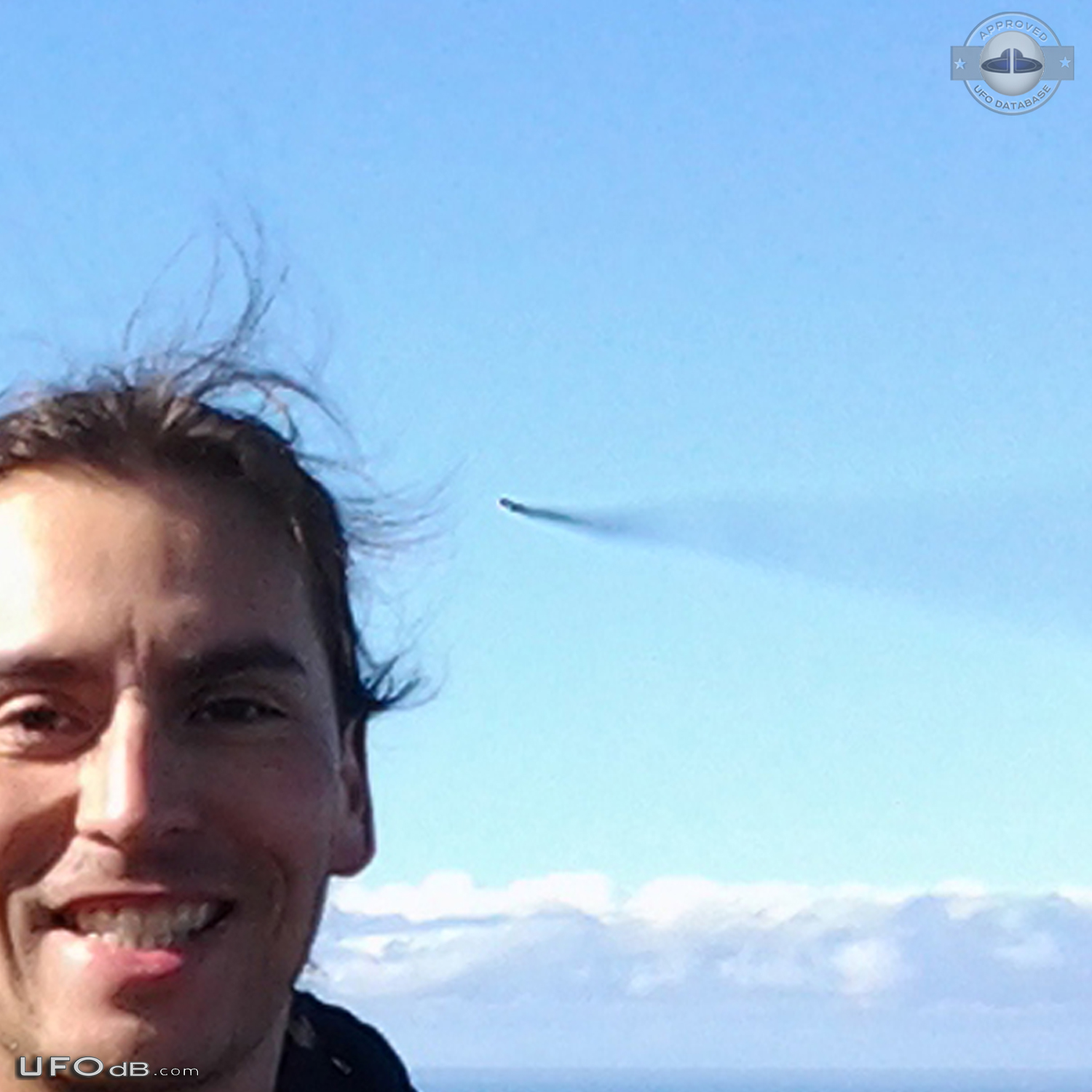 High Altitude Picture capture strange rocket UFO in Oregon USA 2014 UFO Picture #705-4