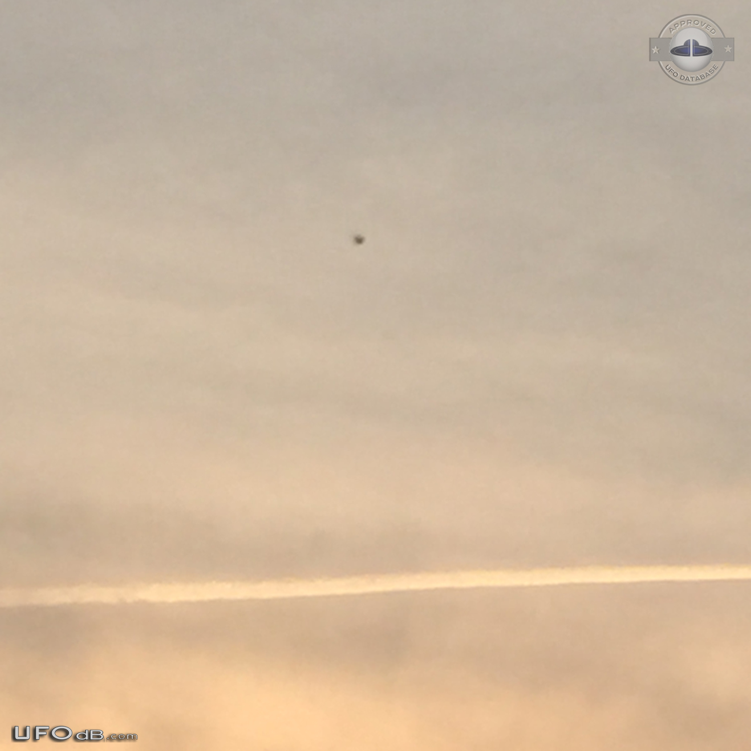 UFO on the 2nd of 3 consecutive photos - Edmonton Alberta Canada 2015 UFO Picture #717-3