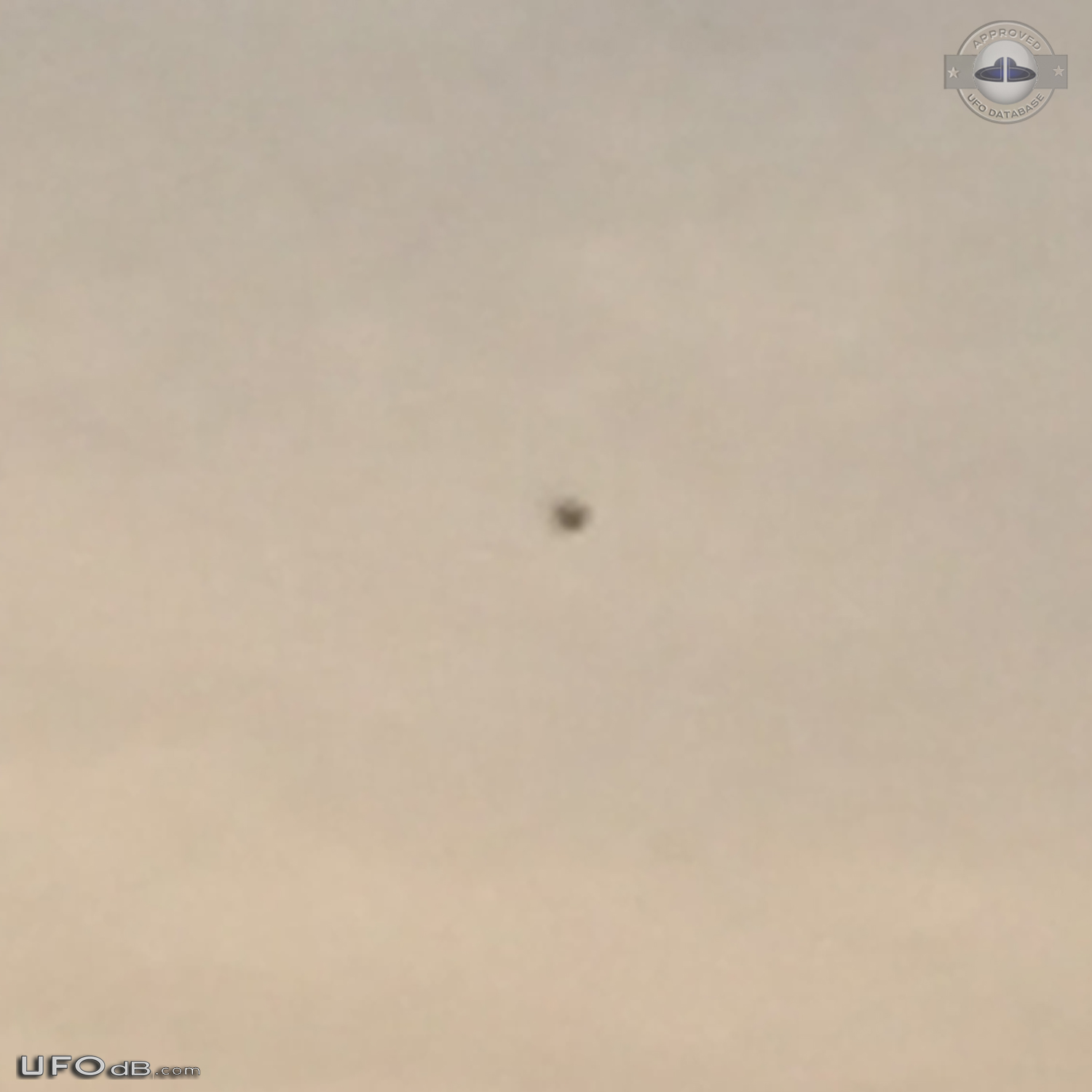 UFO on the 2nd of 3 consecutive photos - Edmonton Alberta Canada 2015 UFO Picture #717-4