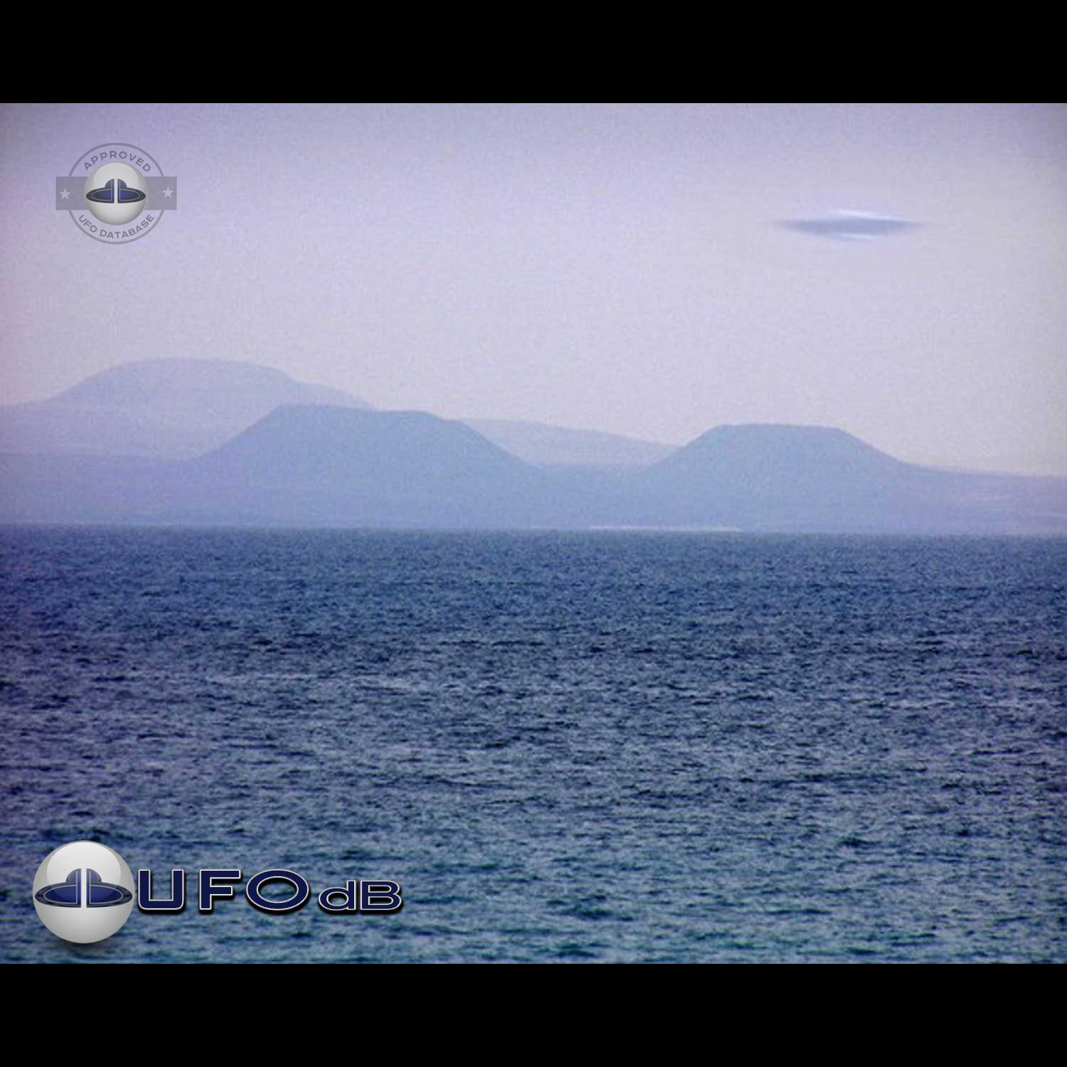 The ufo is moving over the Atlantic ocean in the Canary island UFO Picture #72-1