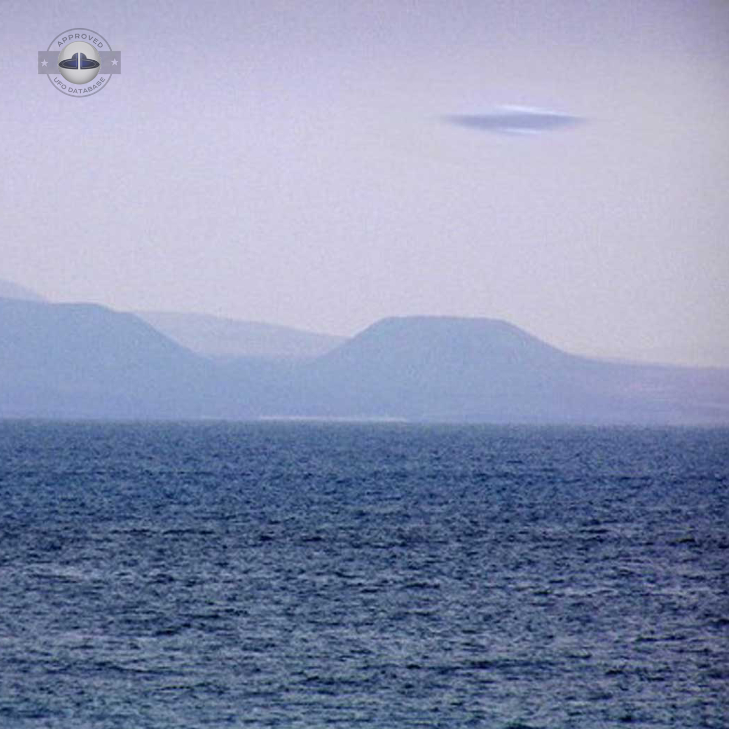 The ufo is moving over the Atlantic ocean in the Canary island UFO Picture #72-2