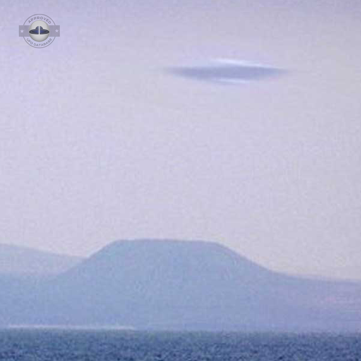 The ufo is moving over the Atlantic ocean in the Canary island UFO Picture #72-3