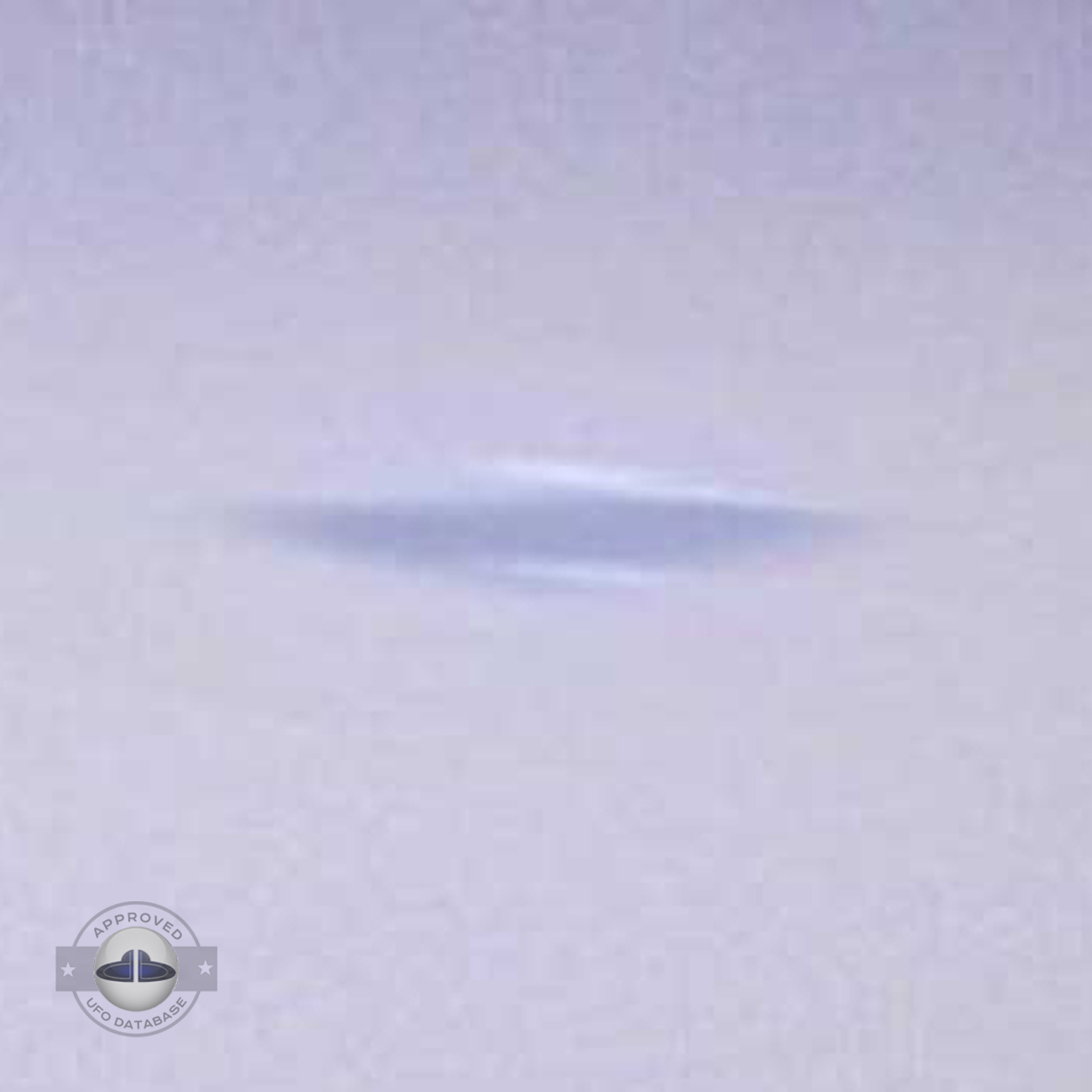 The ufo is moving over the Atlantic ocean in the Canary island UFO Picture #72-4