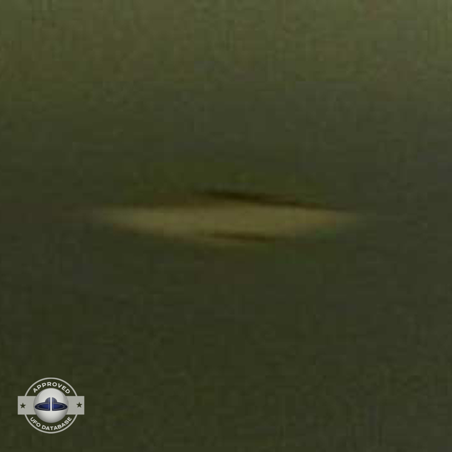 The ufo is moving over the Atlantic ocean in the Canary island UFO Picture #72-5