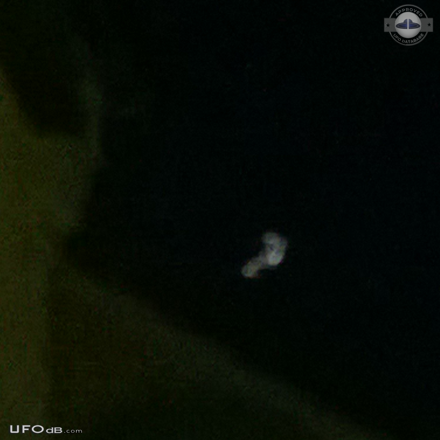 First looked like a larger star then started moving across the sky sil UFO Picture #722-2