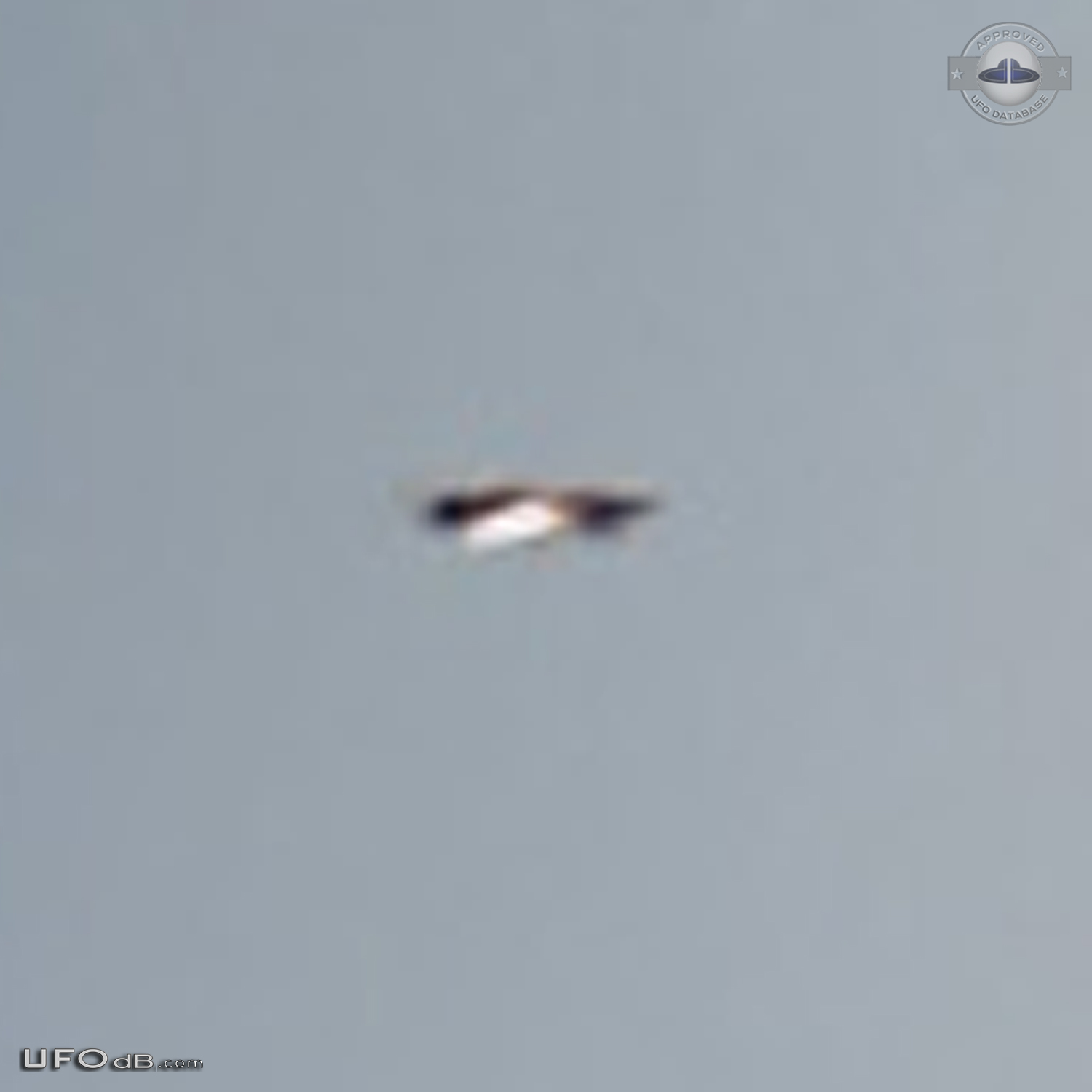 Metallic UFO flying over cemetery in Rio de Janeiro Brazil September 2 UFO Picture #725-4