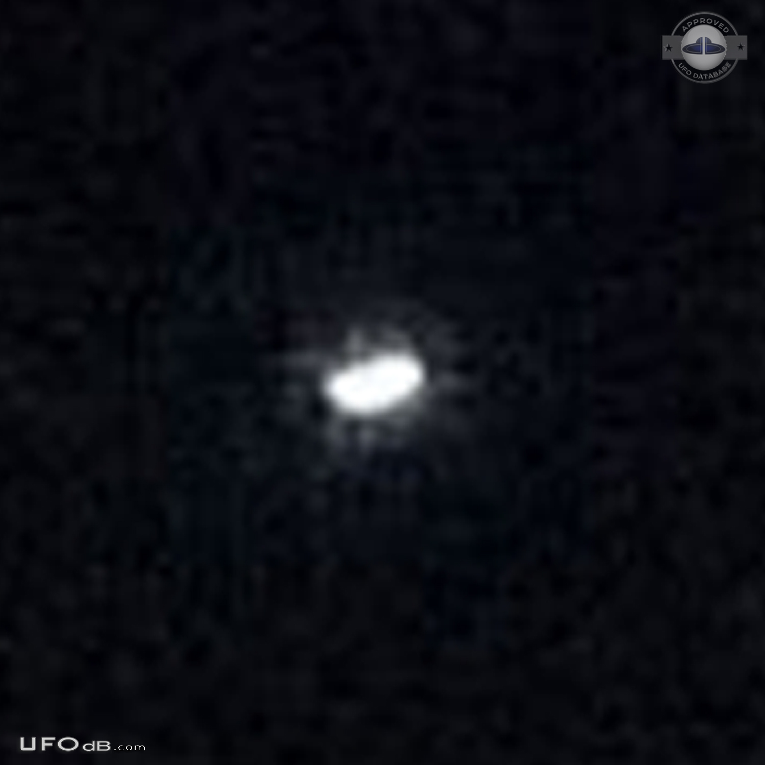 UFO glowing like a star,but too big - Glasgow Scotland 2015 UFO Picture #728-4