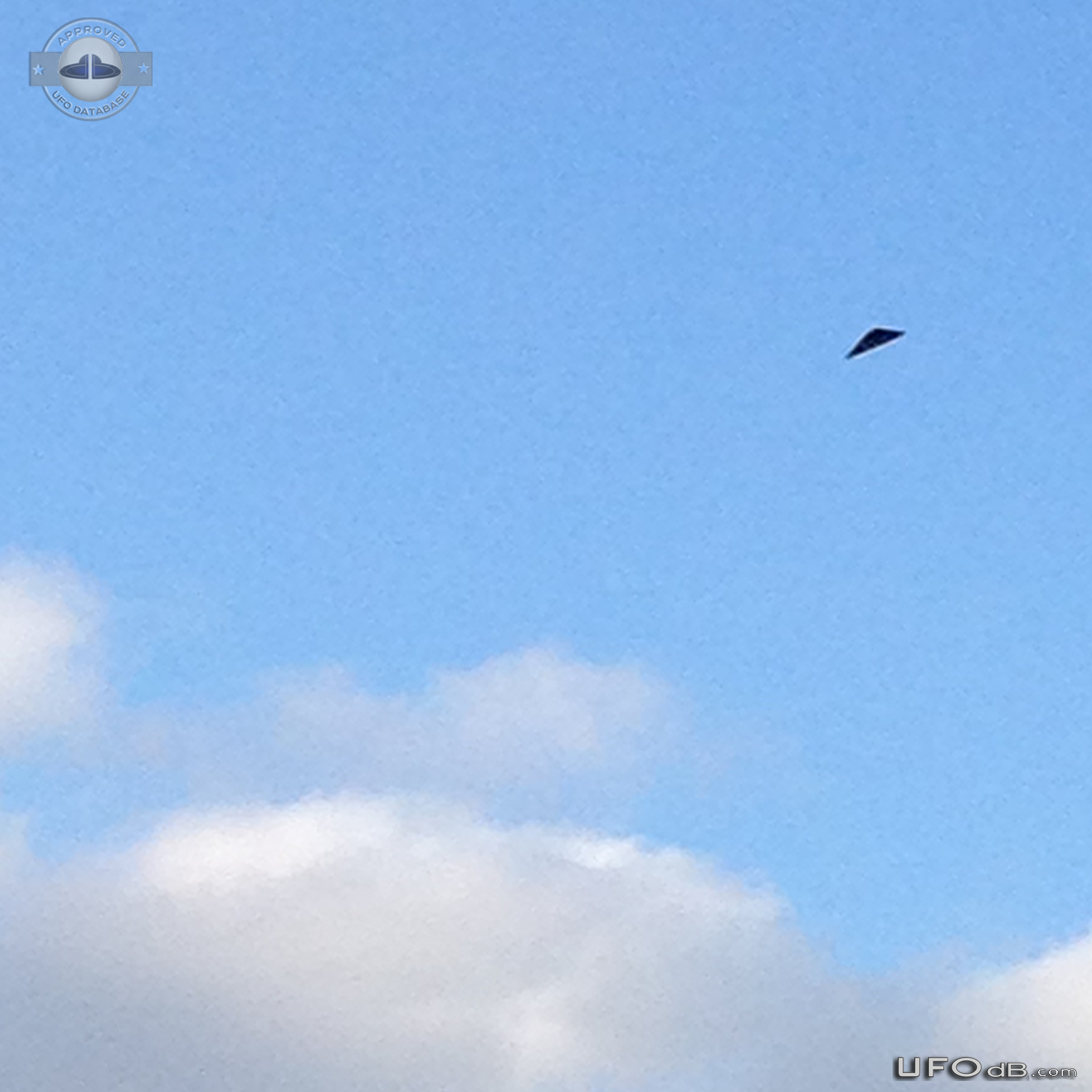 Triangular object hovering in Sky and did not move while observed - Au UFO Picture #736-4