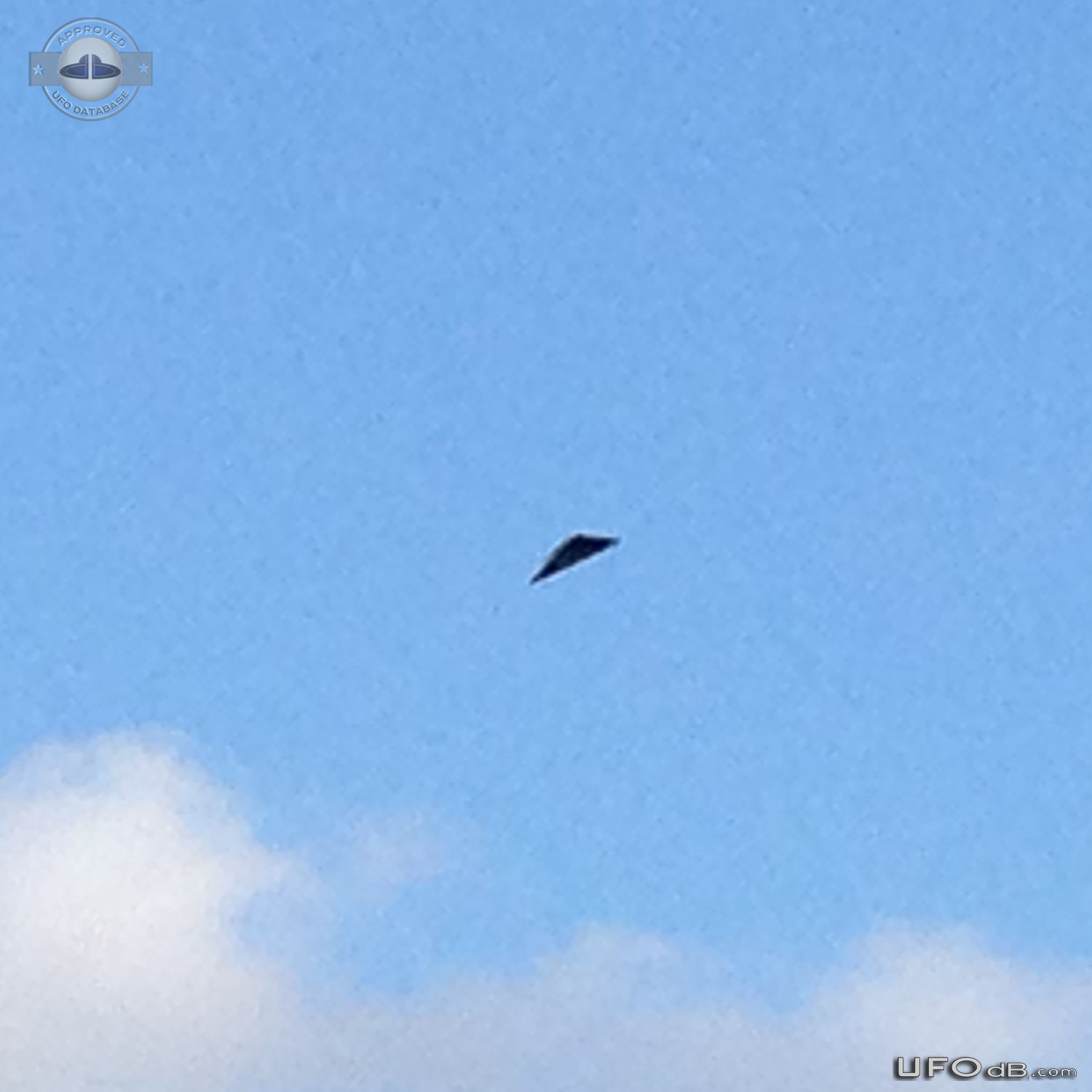 Triangular object hovering in Sky and did not move while observed - Au UFO Picture #736-5