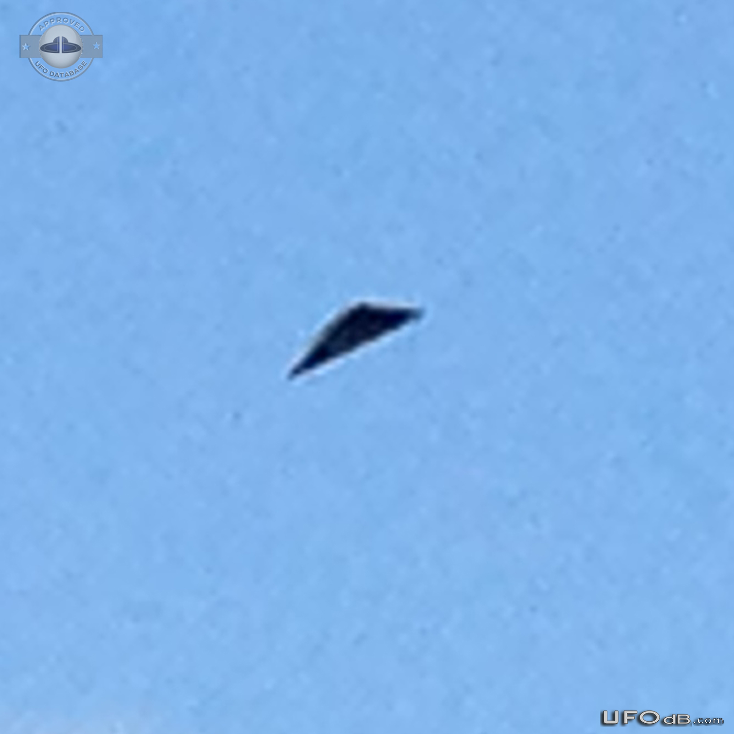 Triangular object hovering in Sky and did not move while observed - Au UFO Picture #736-6